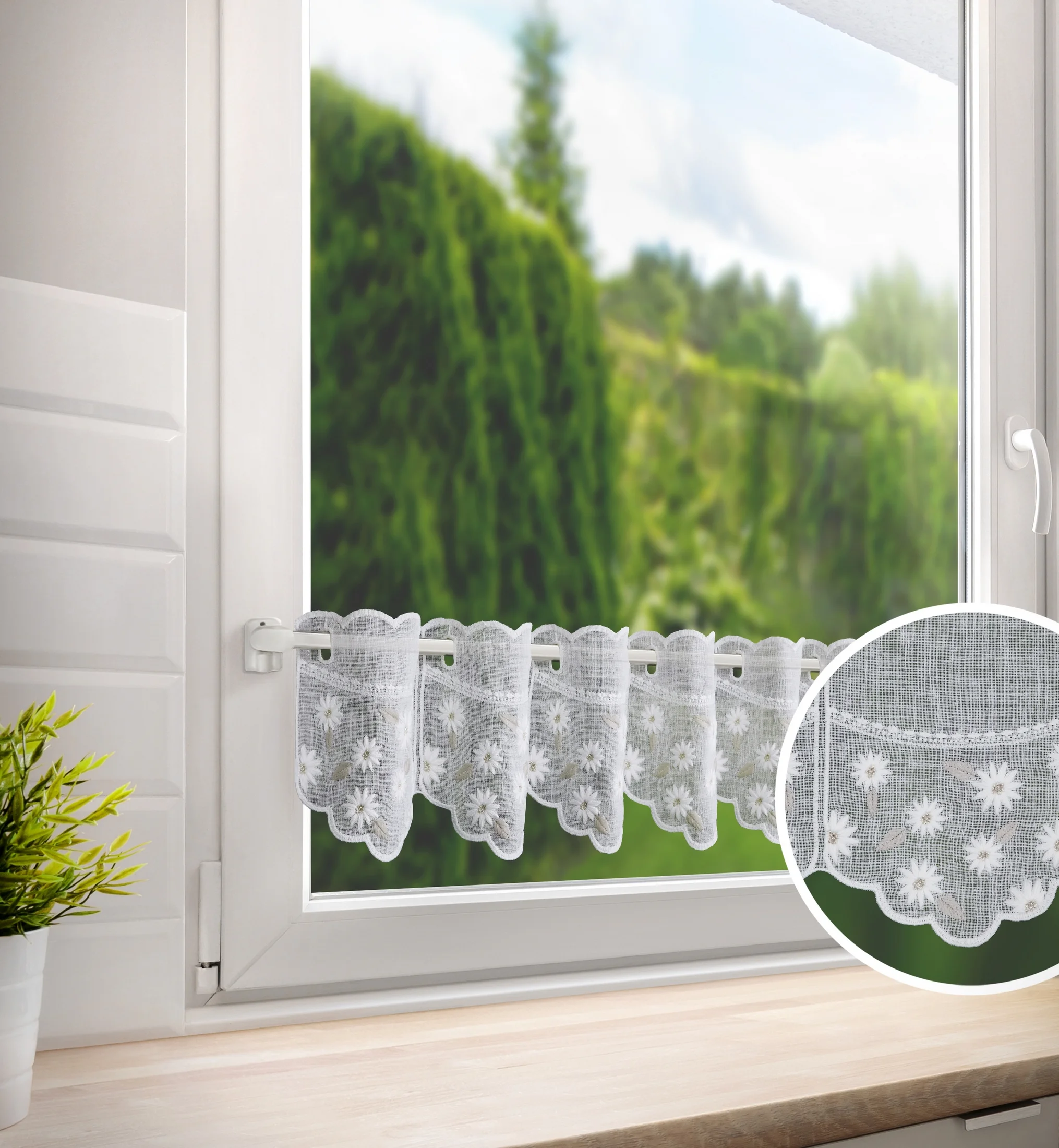 Tkanina firanowa zazdrostka z etaminy zdobiona haftem drobnych kwiatów