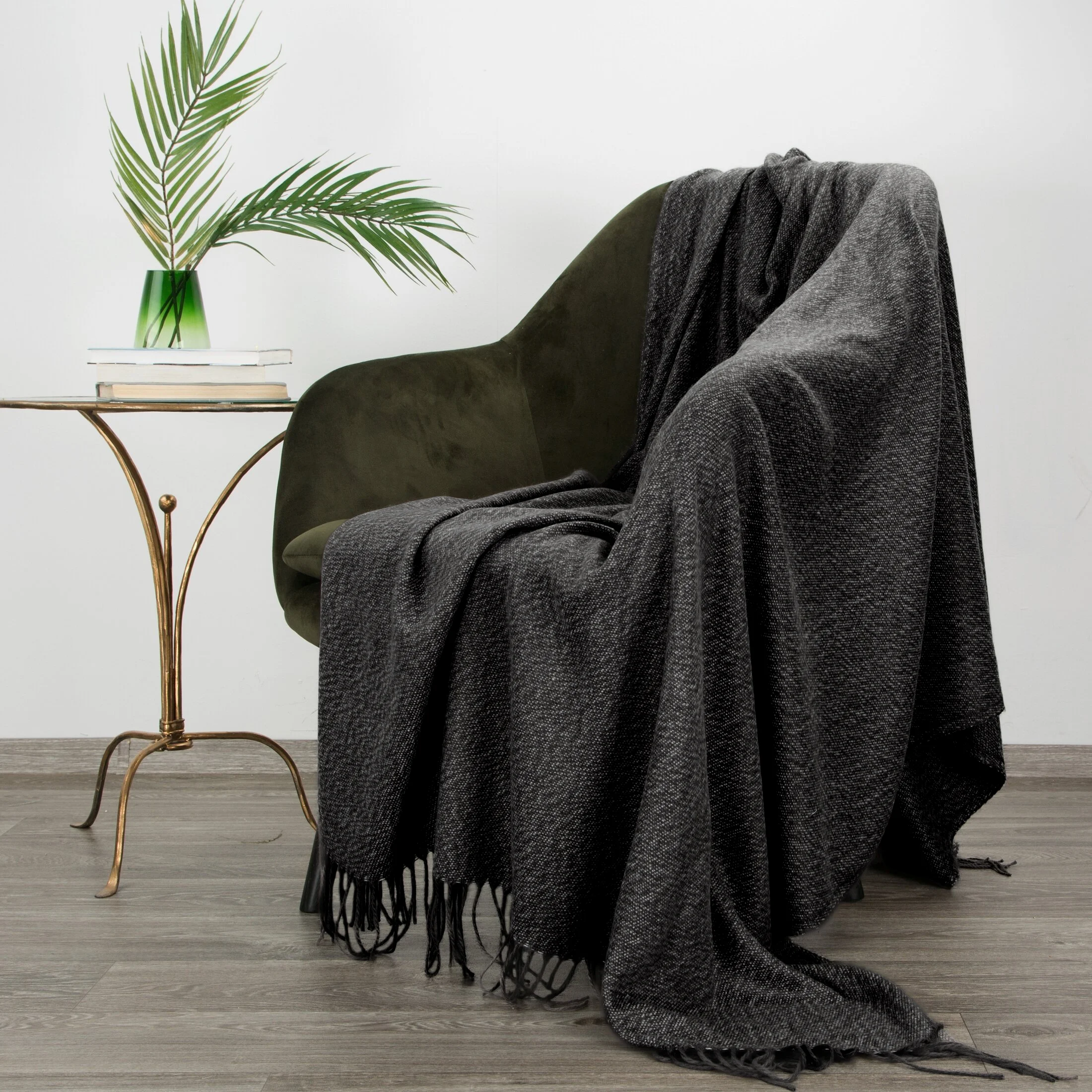 Koc akrylowy 125x160 cm stalowy miękki w dotyku z drobnym strukturalnym wzorem i frędzlami AKRYL 5 Eurofirany Premium |