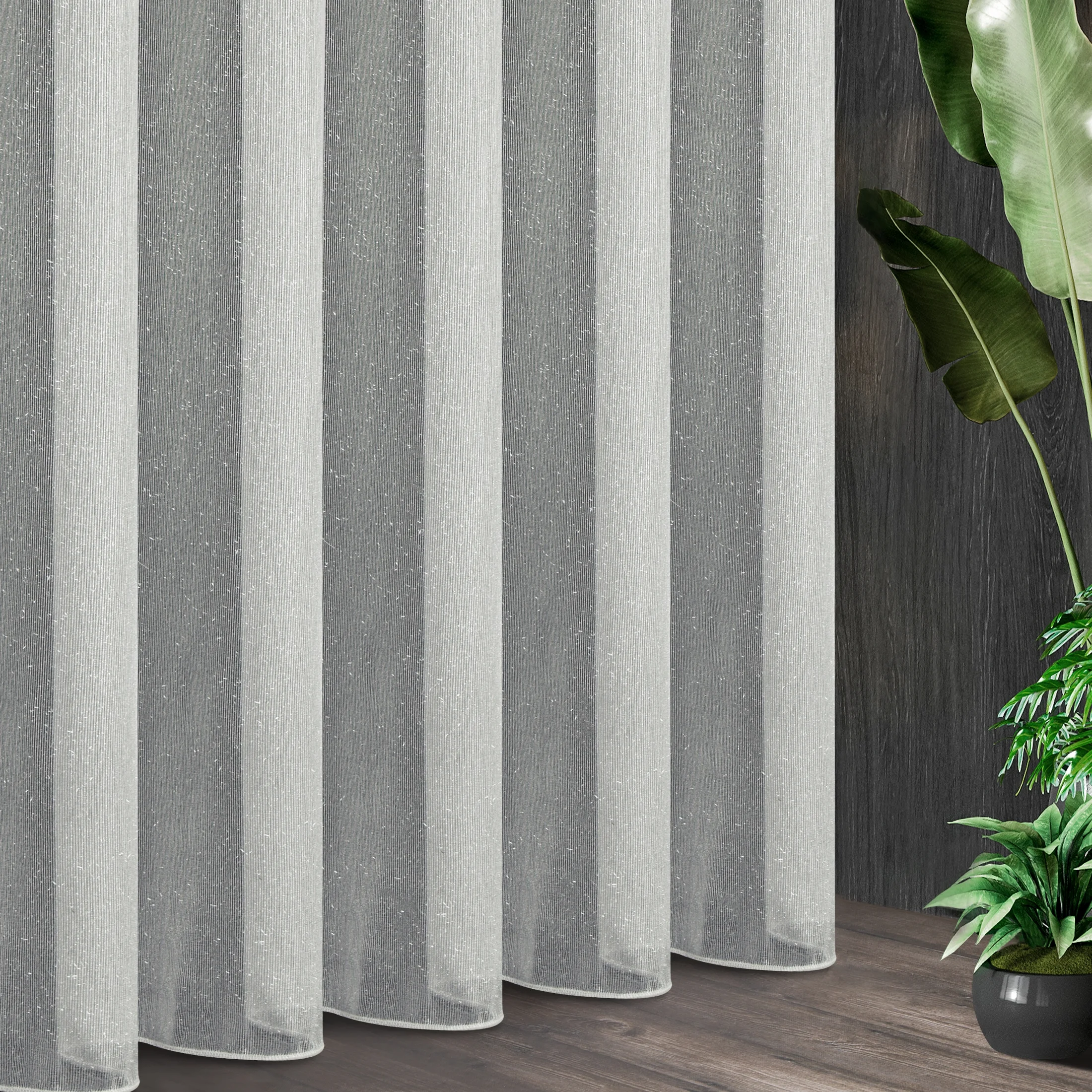 Tkanina firanowa z połyskującej siateczki z moherową nicią, wykończona obciążnikiem