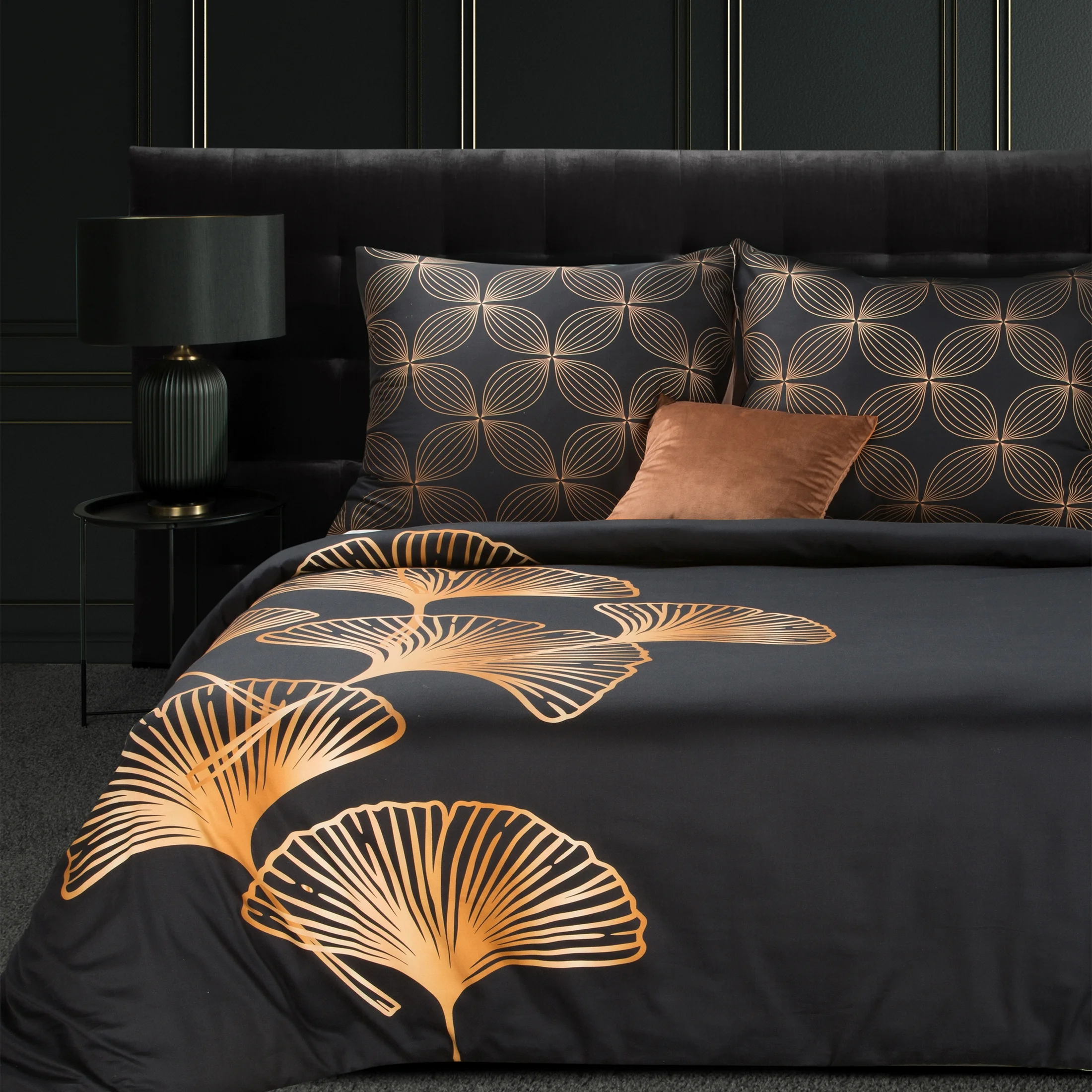 Pościel 160x200 cm z makosatyny bawełnianej kolor czarny, złoty z fantazyjnym wzorem VICTORIA 10 Limited Collection | eurofirany