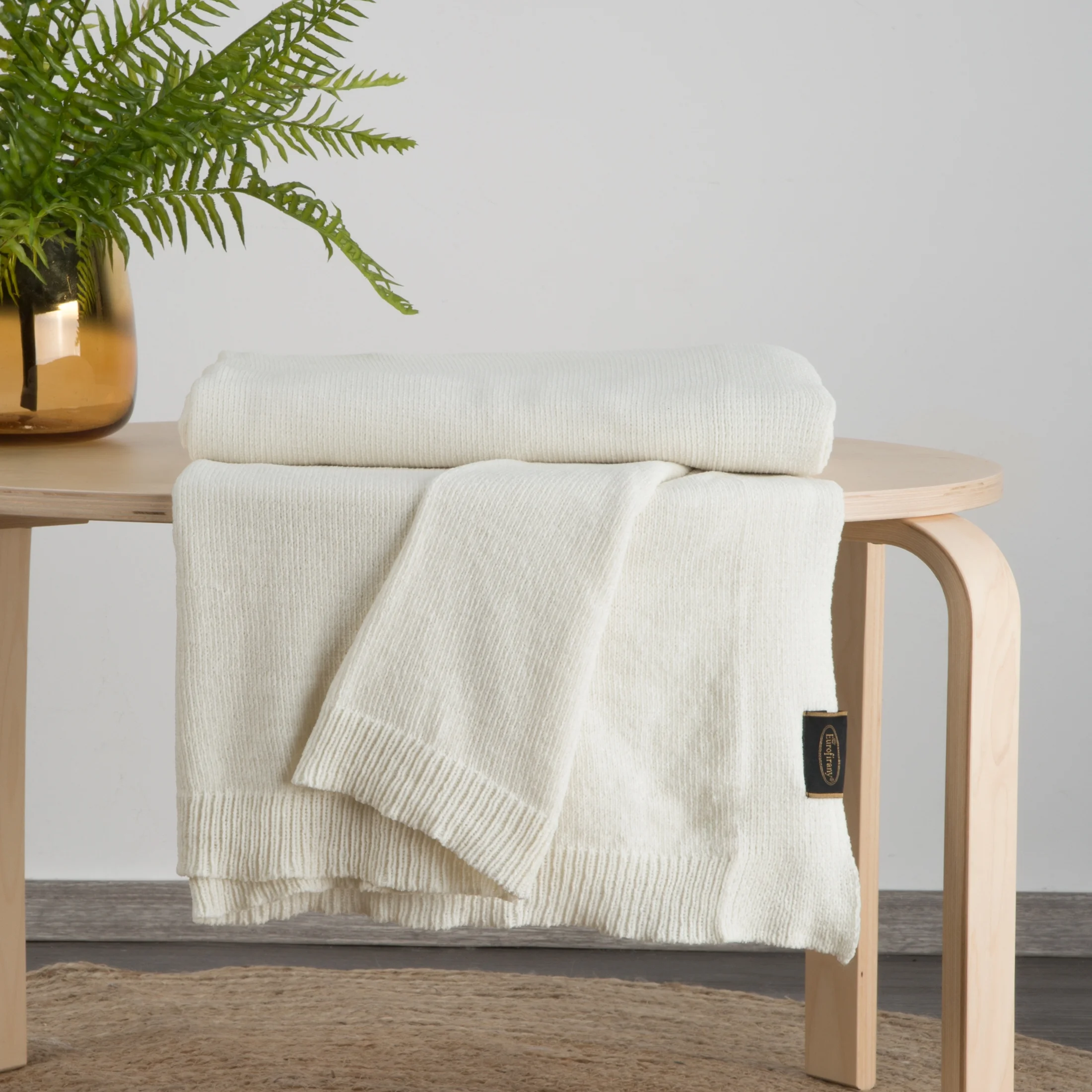 Koc 150x180 cm kremowy bardzo miękki o strukturze szenilu EMI |