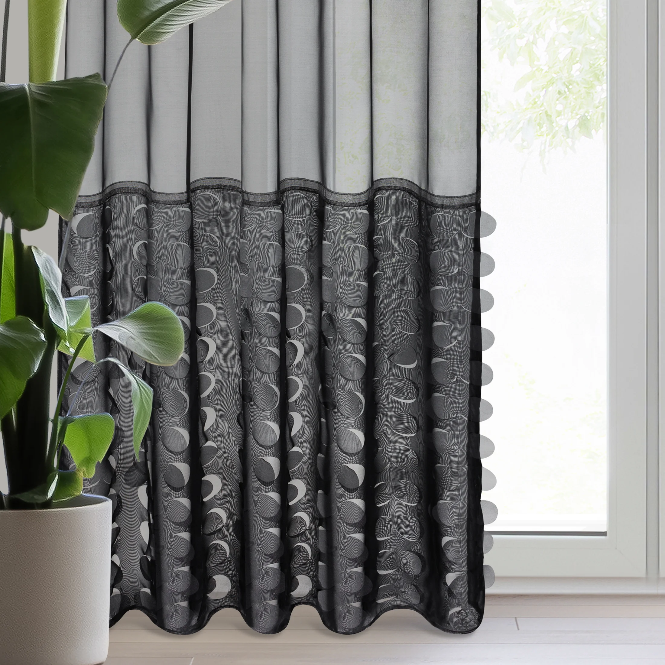 Firana czarna z delikatnego woalu zdobiona wycinanym laserowo wzorem 140x270 cm taśma DEBORA | eurofirany