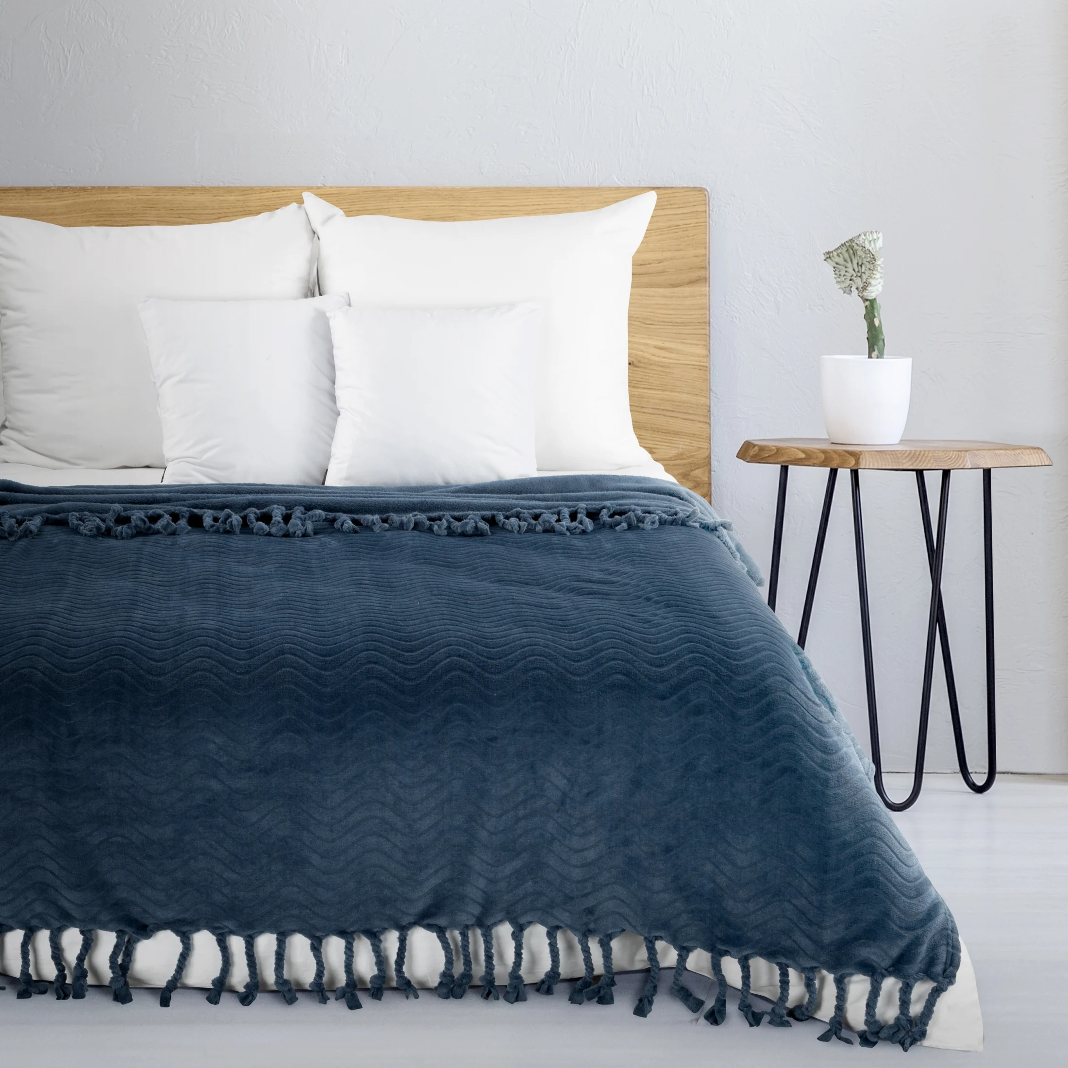 Koc flano 150x200 cm granatowy z wytłaczanym wzorem i dekoracyjnymi frędzlami EMMA | eurofirany
