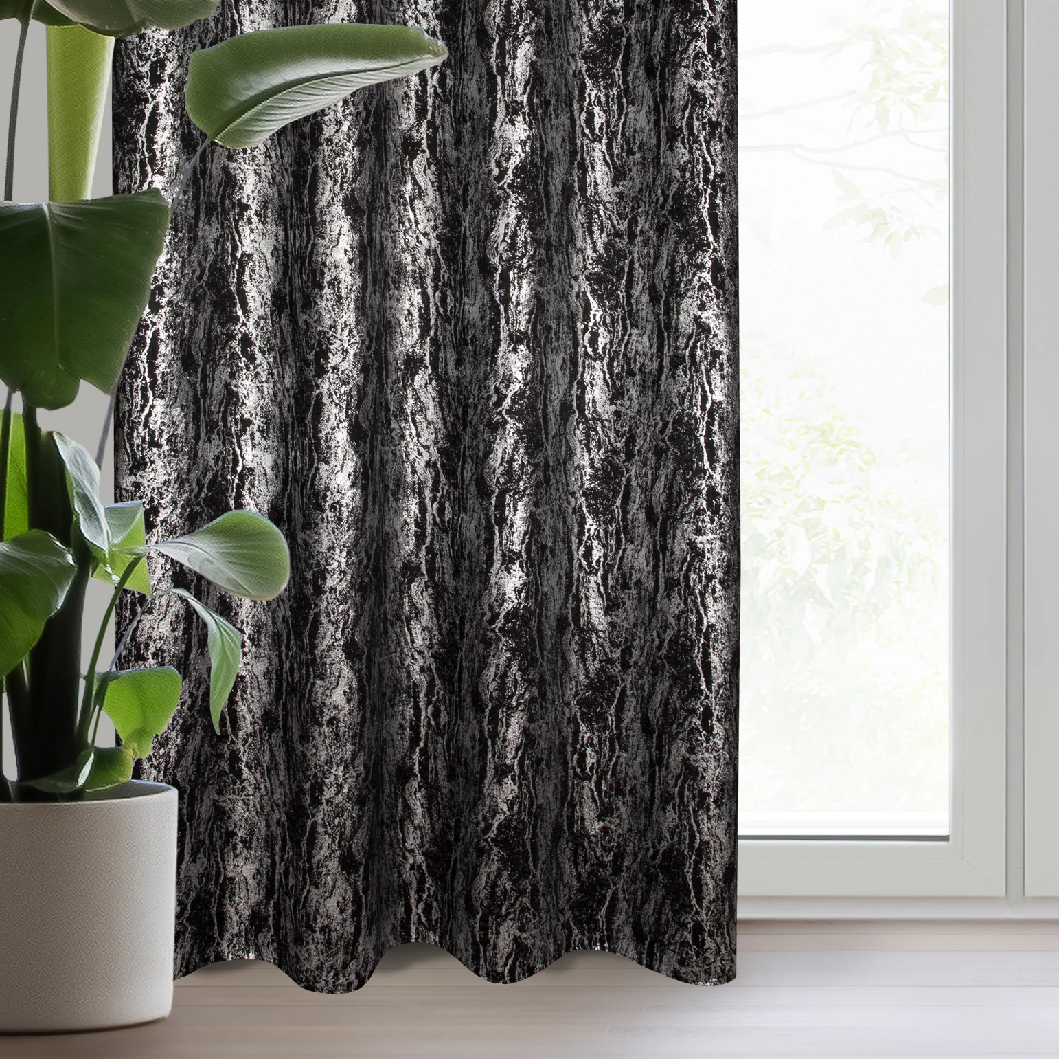 Zasłona czarno, srebrzysta zdobiona błyszczącym wzorem z tkaniny zaciemniającej 140x250 cm przelotka - ELISE | eurofirany