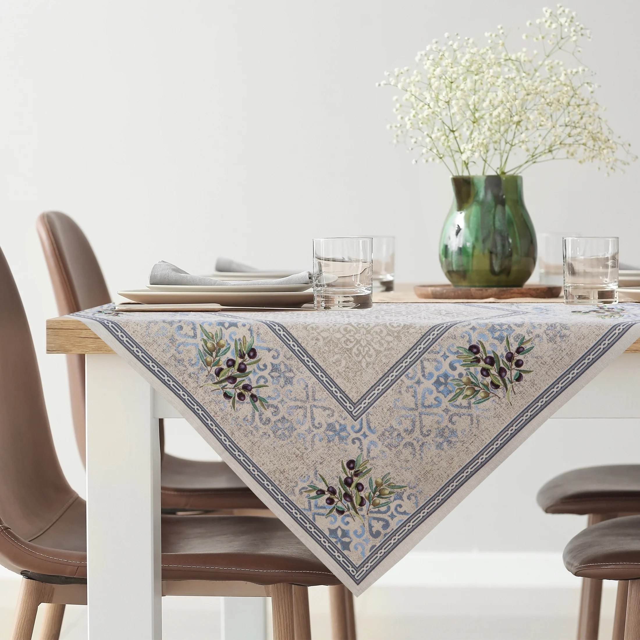 Obrus naturalno, niebieski 100x100 cm gobelinowy z nadrukiem gałązki oliwnej