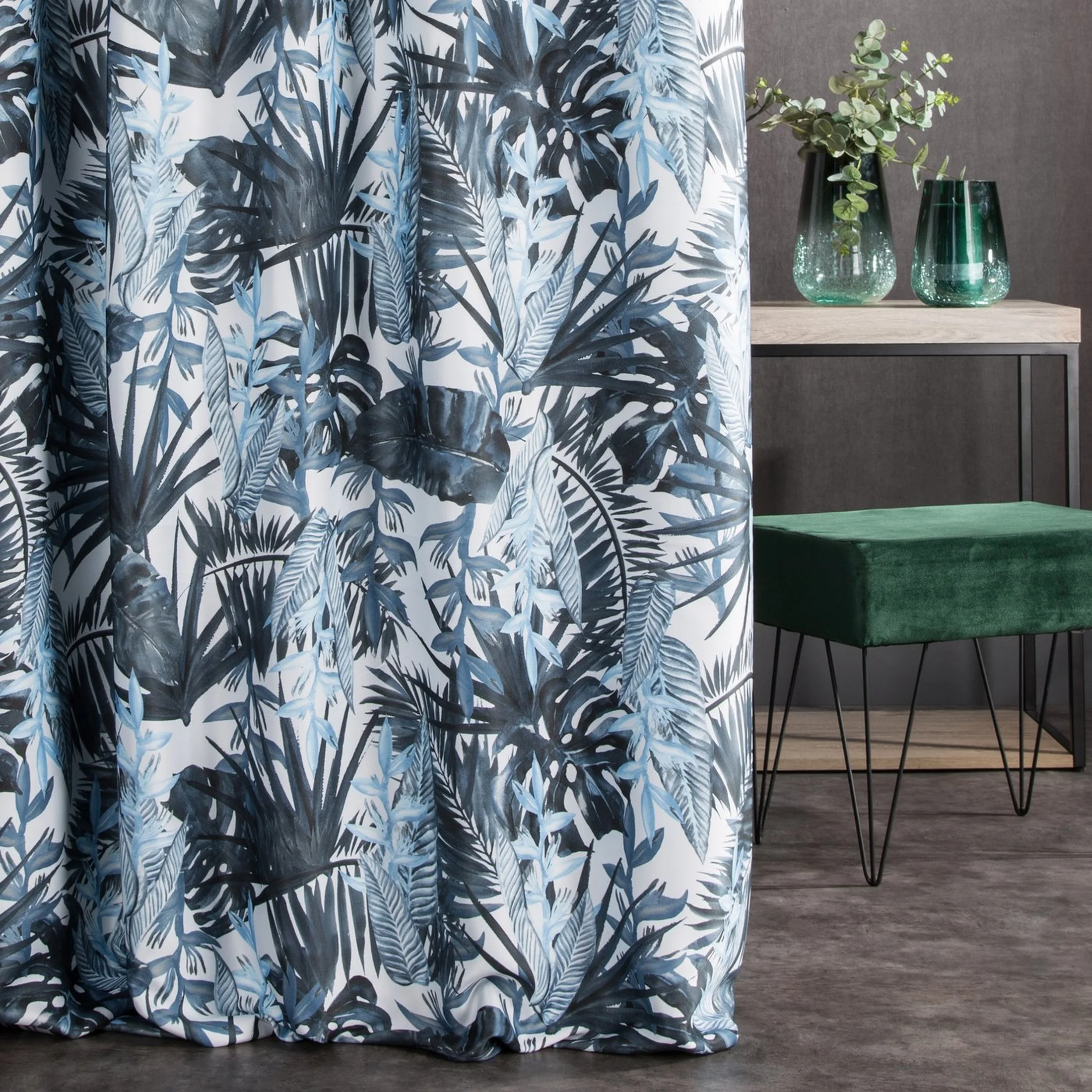 Tkanina zasłonowa zaciemniająca typu blackout, z nadrukiem egzotycznych roślin