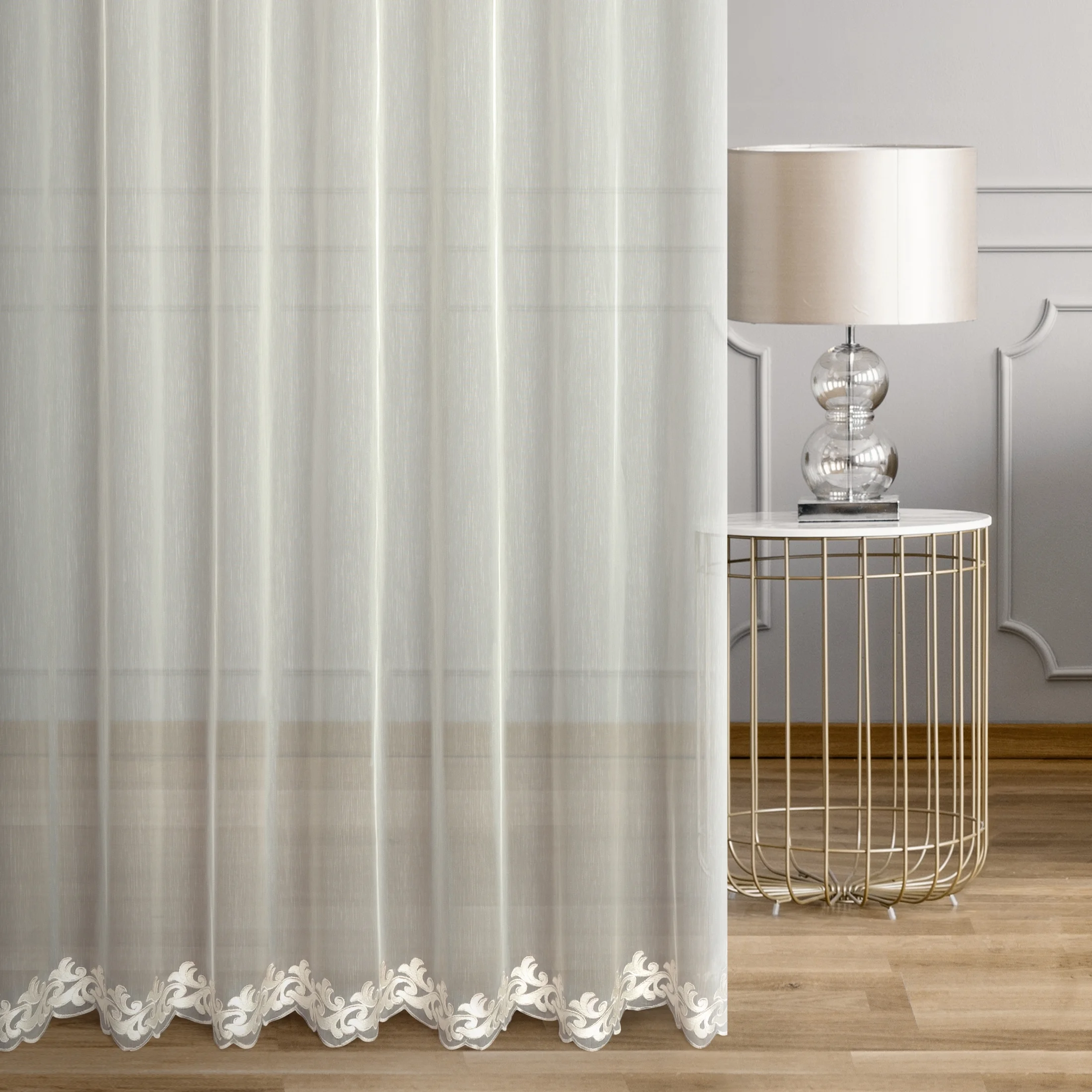 Tkanina firanowa matowa, typu aden, zdobiona haftem z motywem roślinnego ornamentu