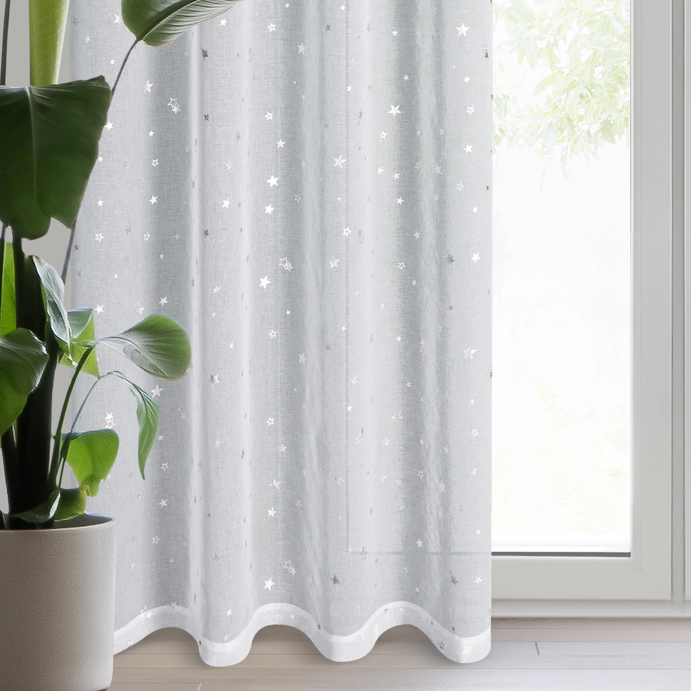 Firana biało, srebrna z etaminy zdobiona lśniącymi gwiazdkami 140x250 cm przelotka STAR | eurofirany