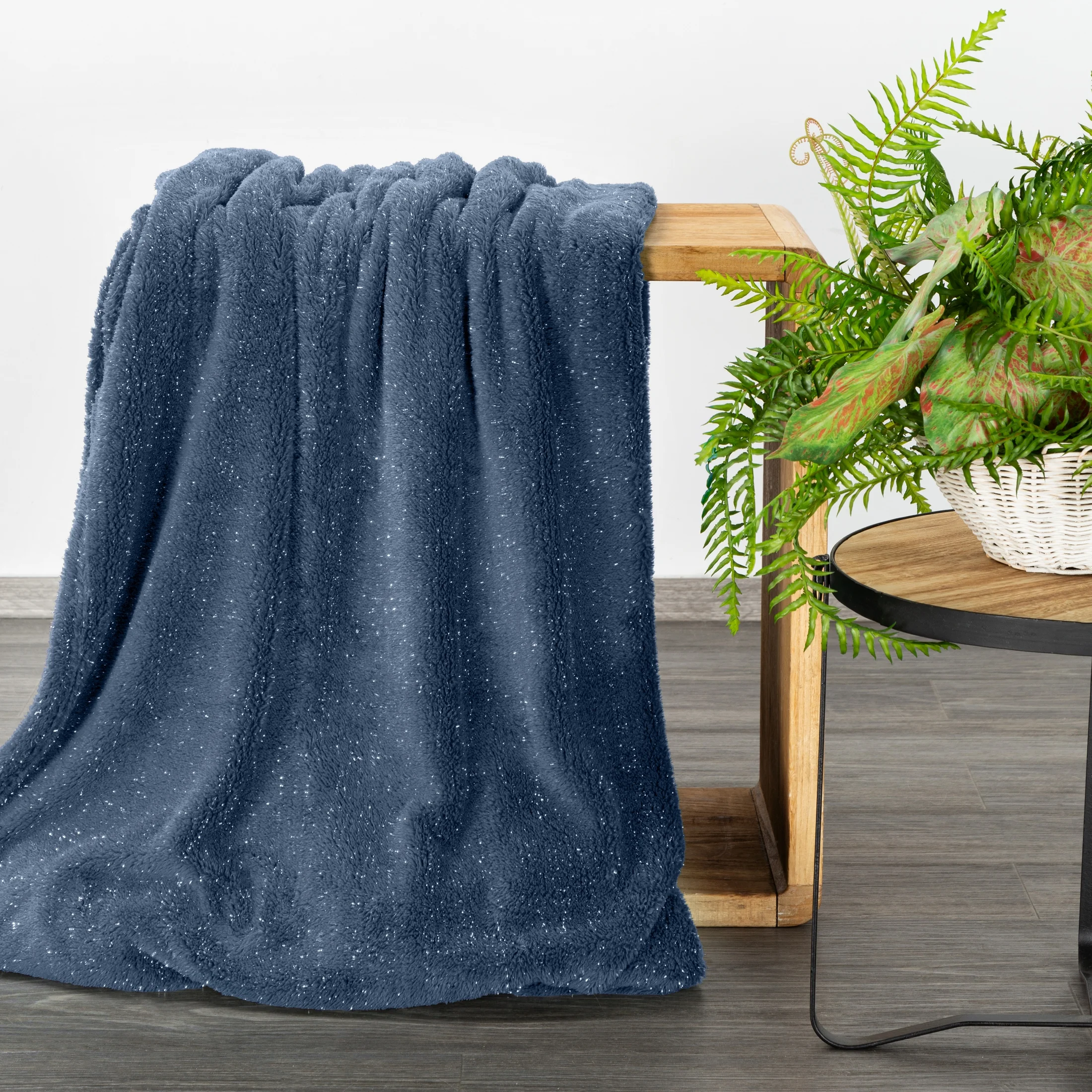 Koc 150x200 cm granatowo, srebrny z dodatkiem lśniącej nici BLINK Design 91 | eurofirany