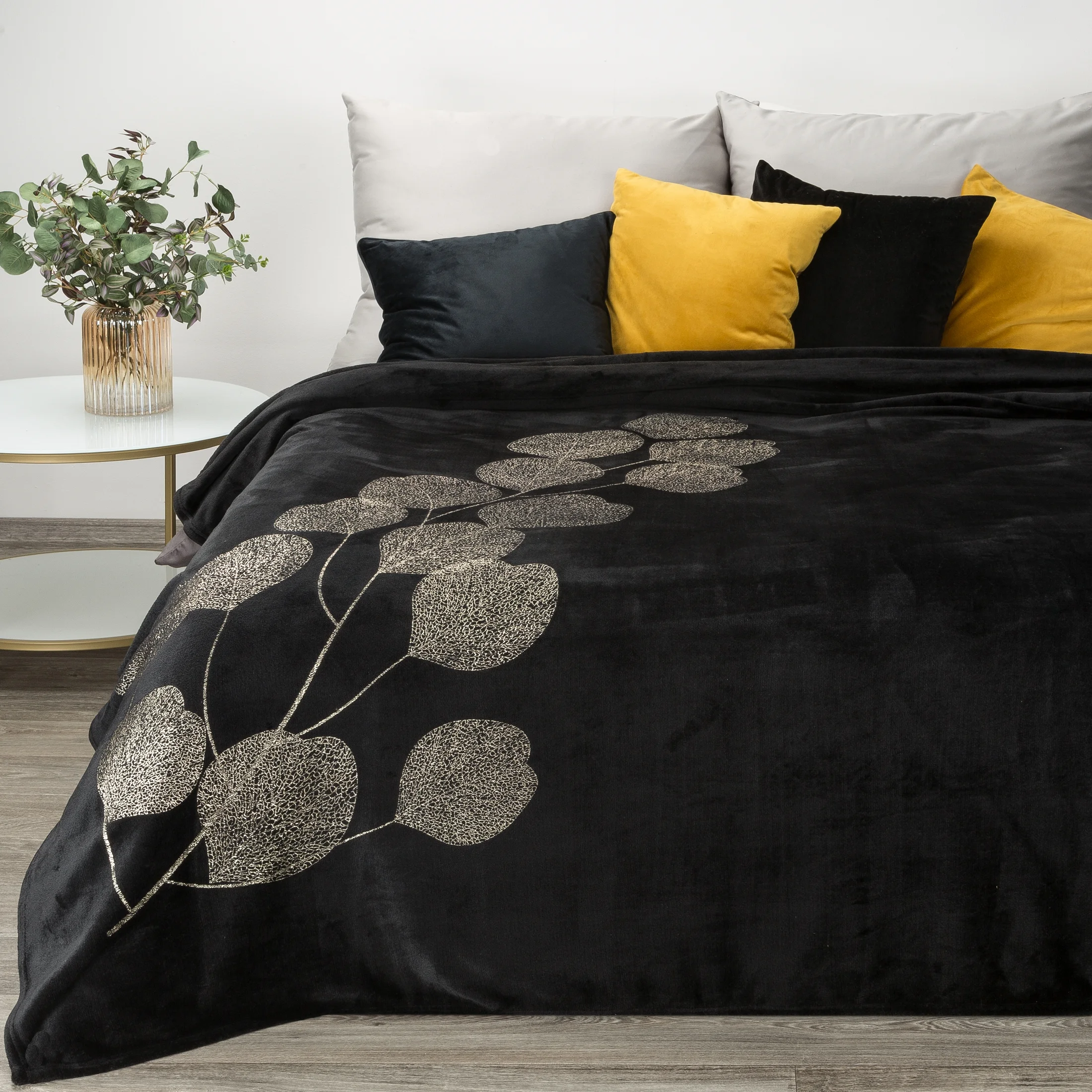 Koc flano 150x200 cm czarny miękki i miły w dotyku z błyszczącym nadrukiem z motywem liści eukaliptusa GINKO 2 Eurofirany Premium