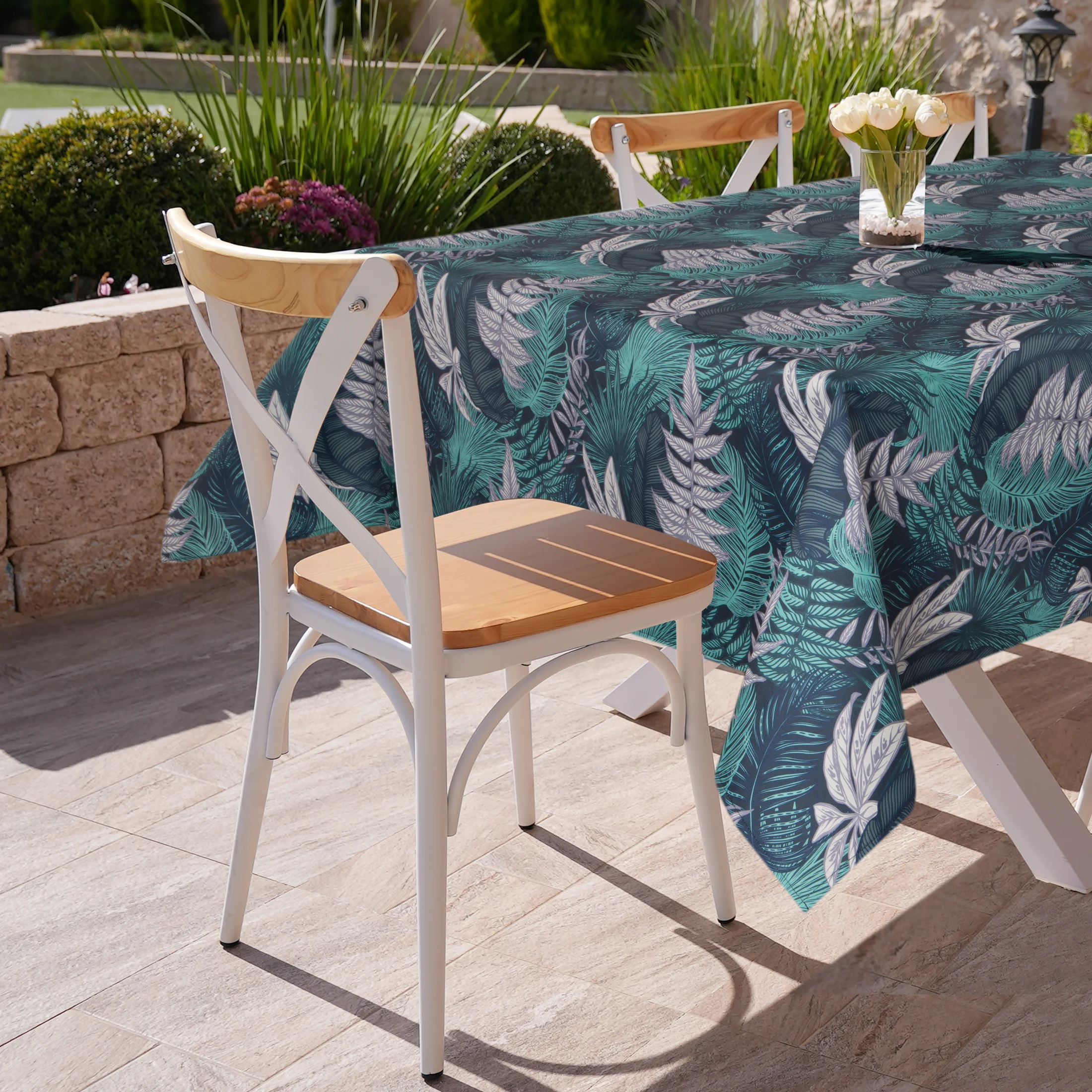 Obrus granatowo, turkusowy 140x220 cm wodoodporny GARDEN na taras oraz balkon z motywem botanicznym