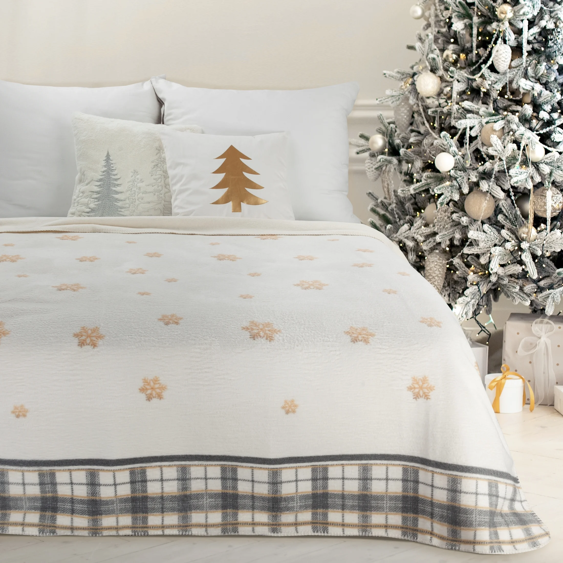 Koc bawełniano, akrylowy 200x220 cm biało, czarny świąteczny z motywem kraty i śnieżynek ANGEL | eurofirany