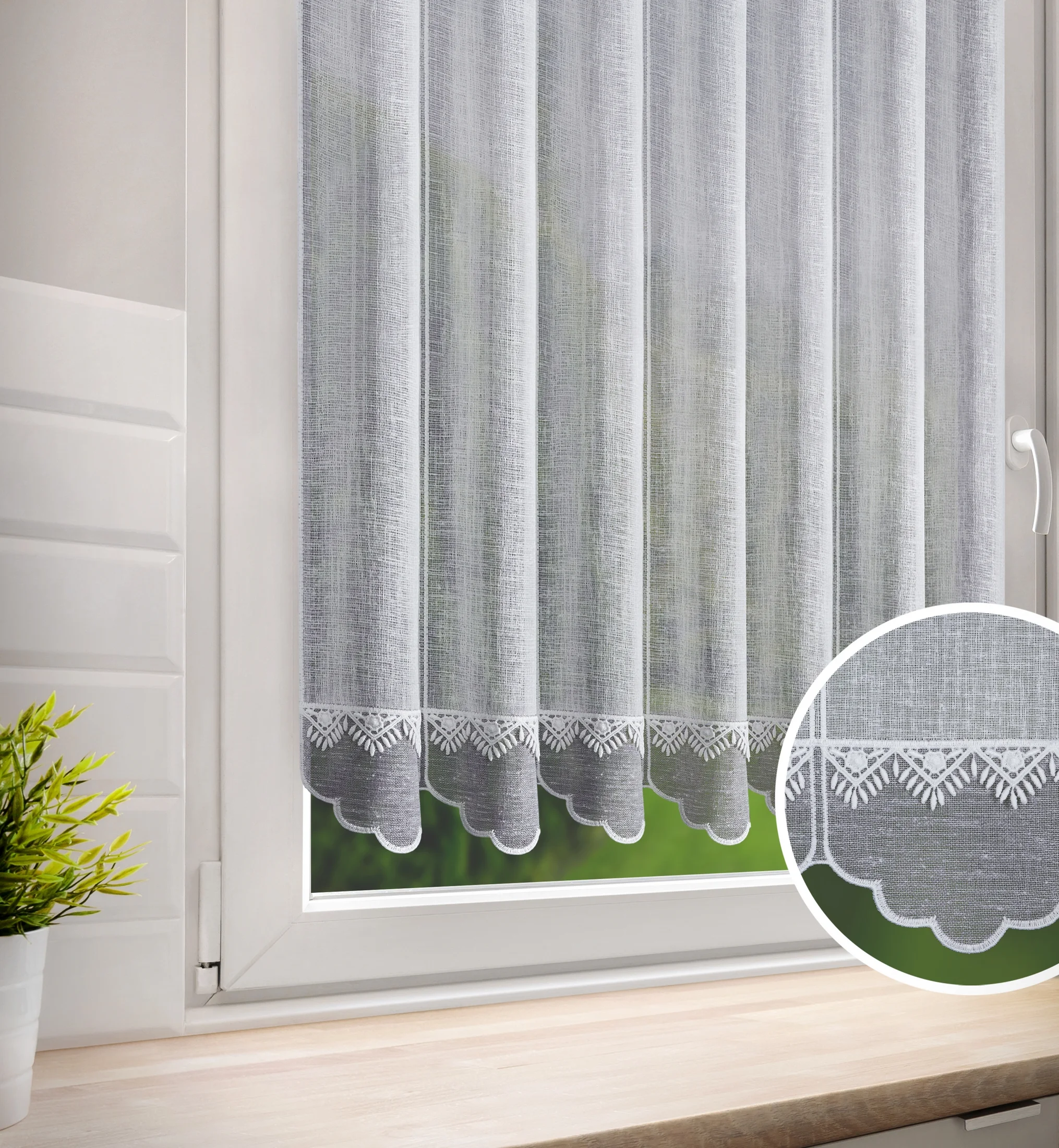 Tkanina firanowa zazdrostka z etaminy zdobiona haftem i kontrastowym wykończeniem dołu