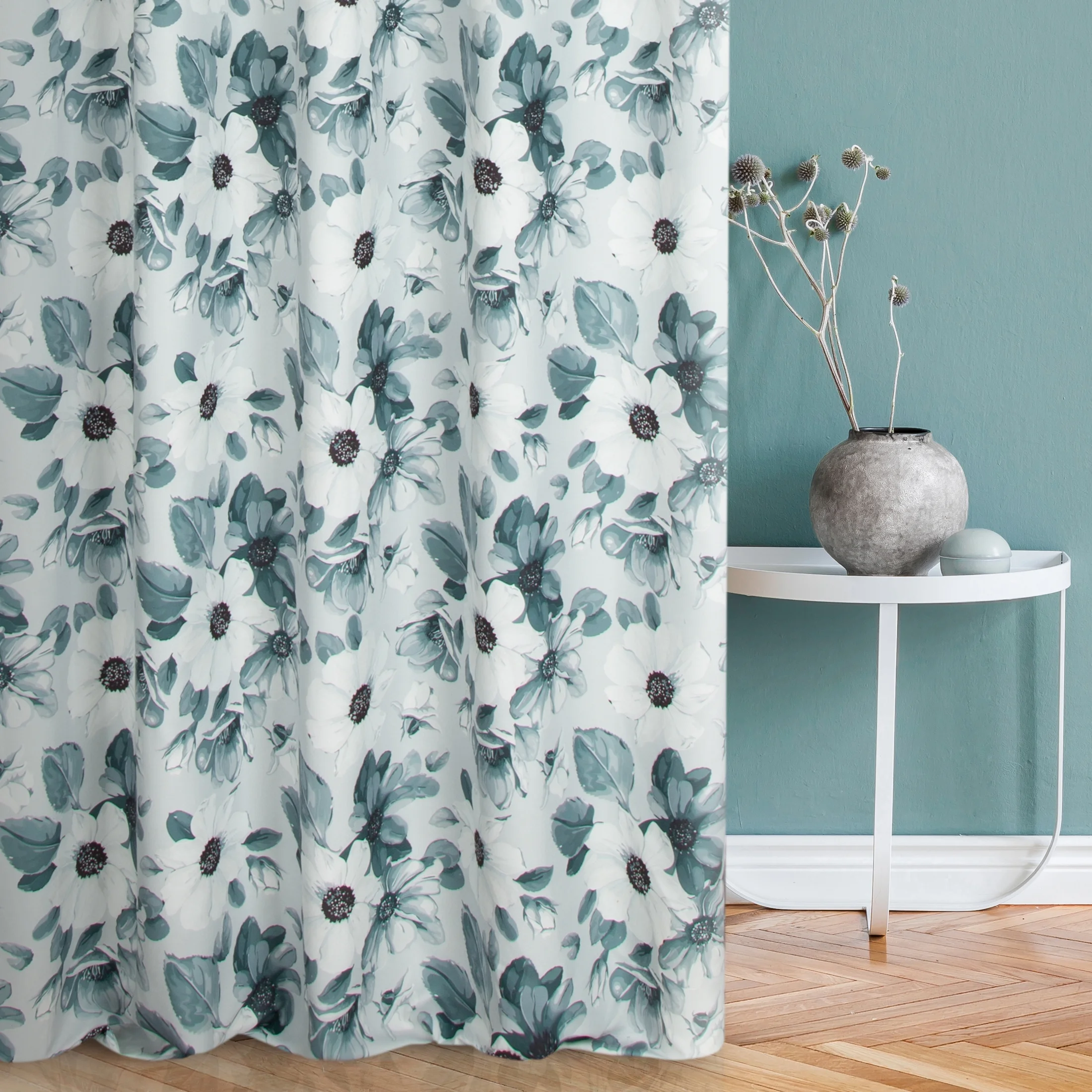 Tkanina zasłonowa z malarskim motywem kwiatów, w szaro-popielatej kolorystyce