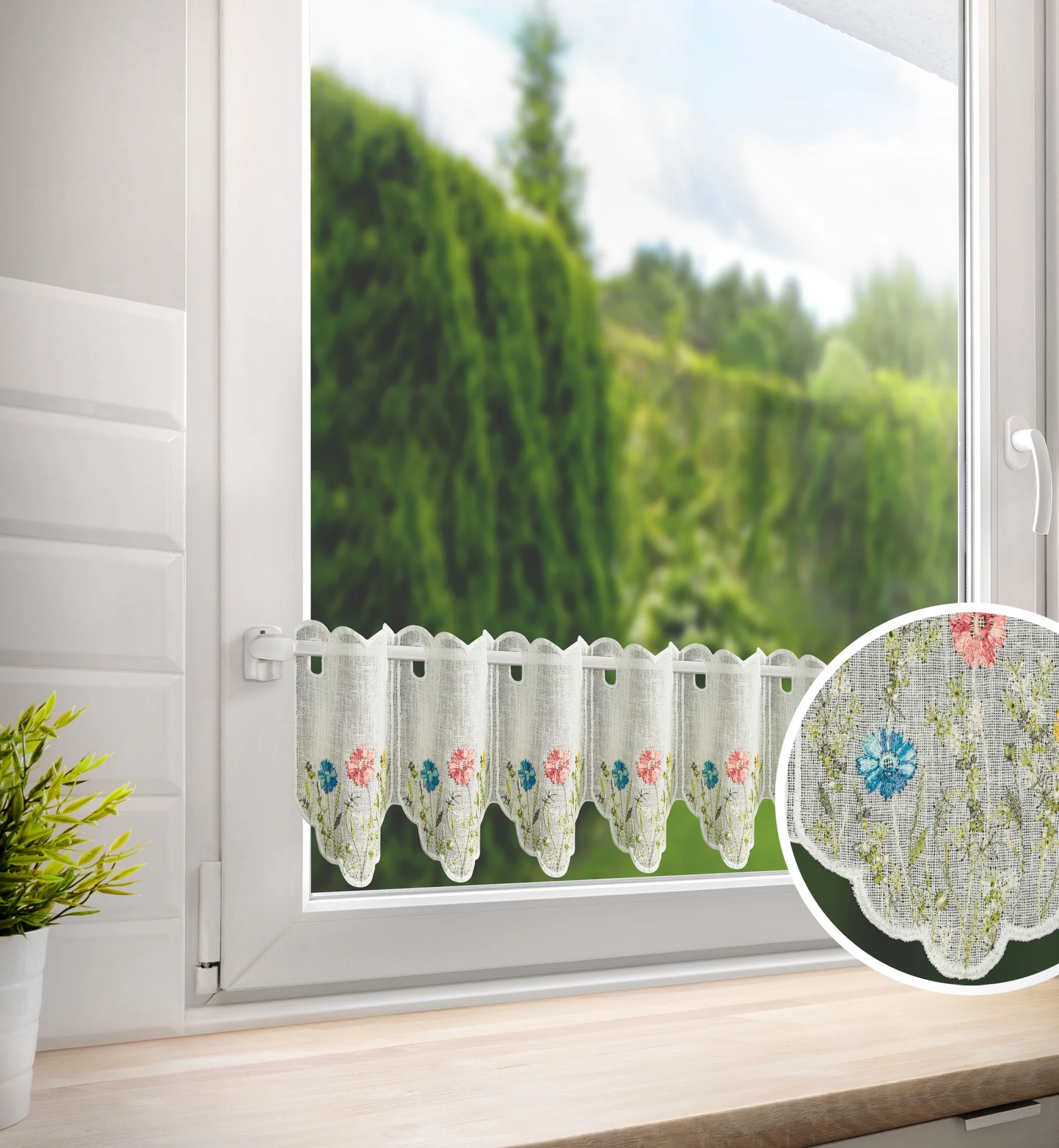 Tkanina firanowa zazdrostka z etaminy zdobiona haftem kwiatów