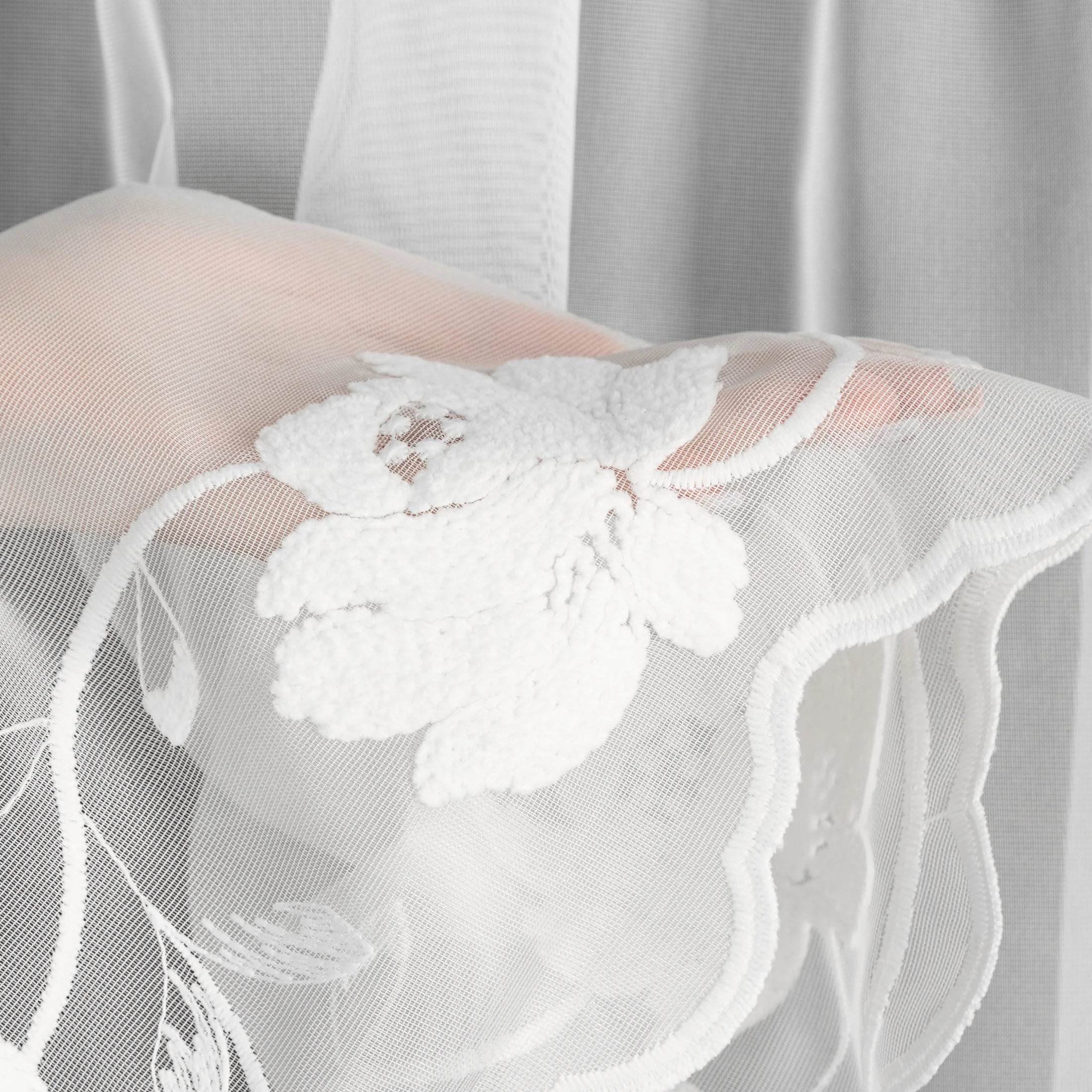Zazdrostka biała z drobnej siateczki zdobiona subtelnym haftem 150x40 cm taśma - LETI