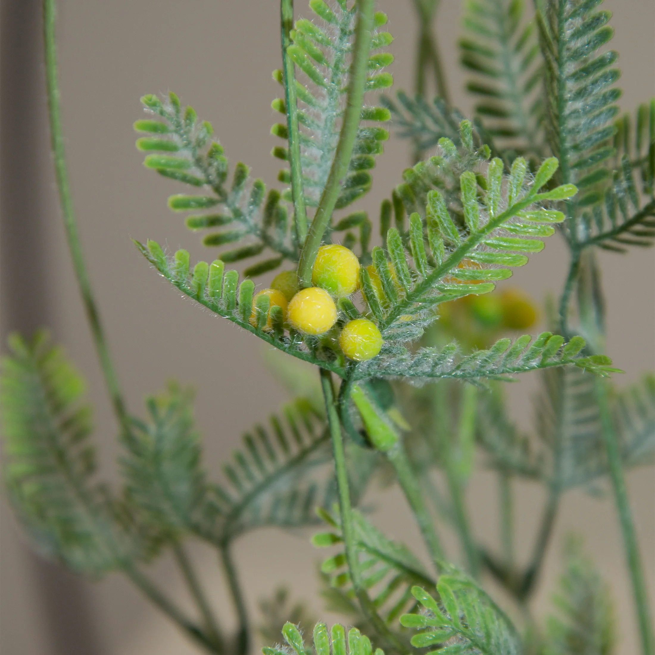 Gałązka sztuczna żółta z drobnymi kuleczkami 57 cm