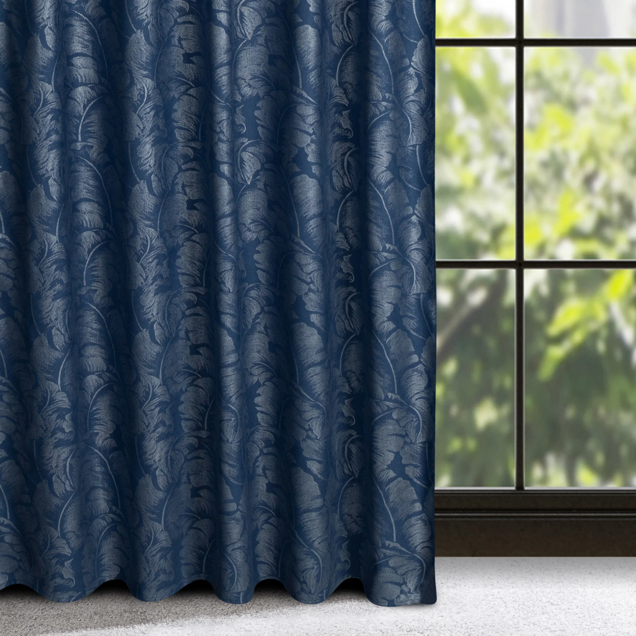 Zasłona granatowa z miękkiej tkaniny ze srebrzystym nadrukiem liści 135x270 taśma/szelki SCARLET | eurofirany