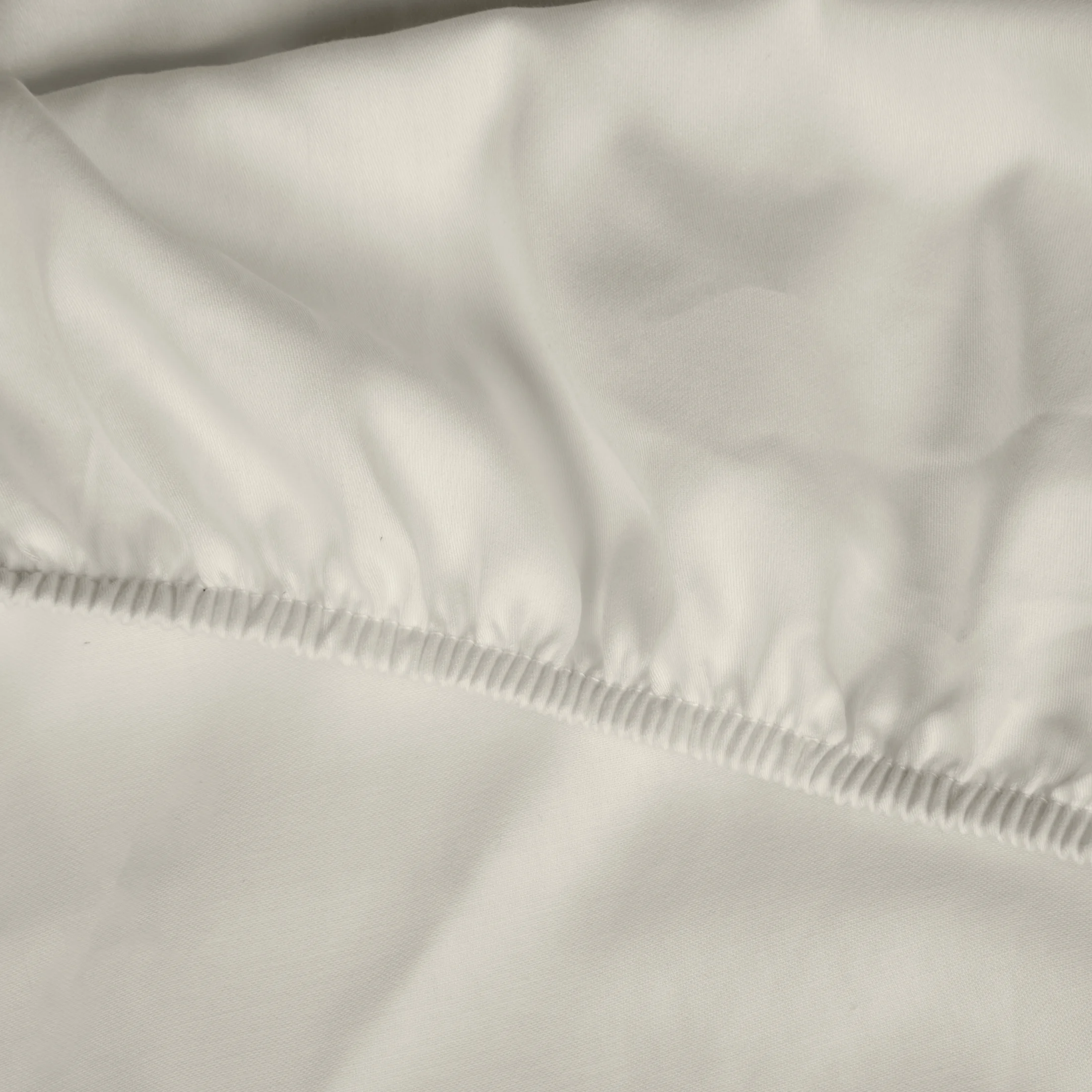 Prześcieradło z gumką 220x200 cm z satyny bawełnianej kolor kremowy 125 g/m2 DINA Diva Line