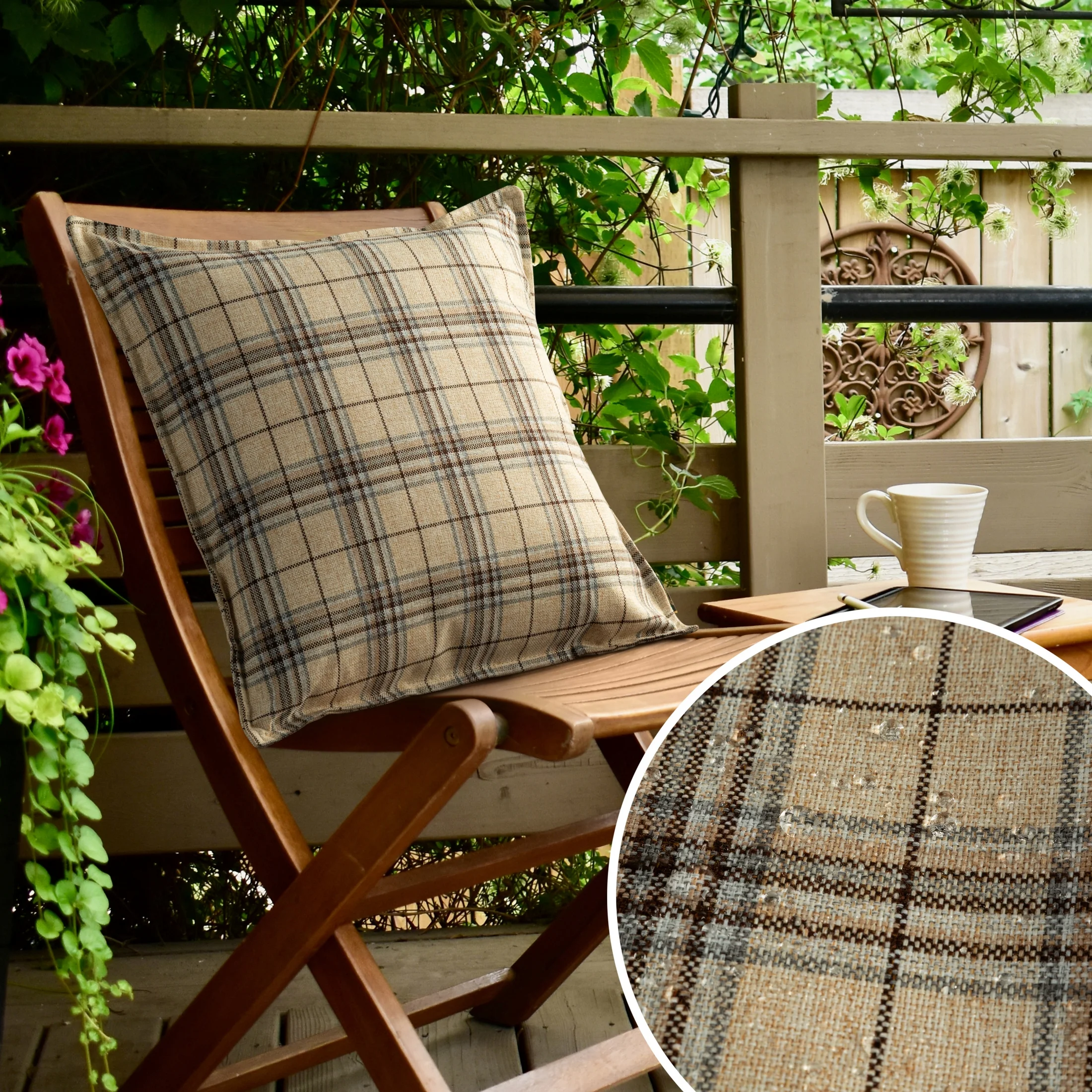 Poszewka na poduszkę 45x45 cm z tkaniny wodoodpornej kremowo, beżowa idealna na taras oraz balkon zdobiona nadrukiem kraty GARDEN | eurofirany