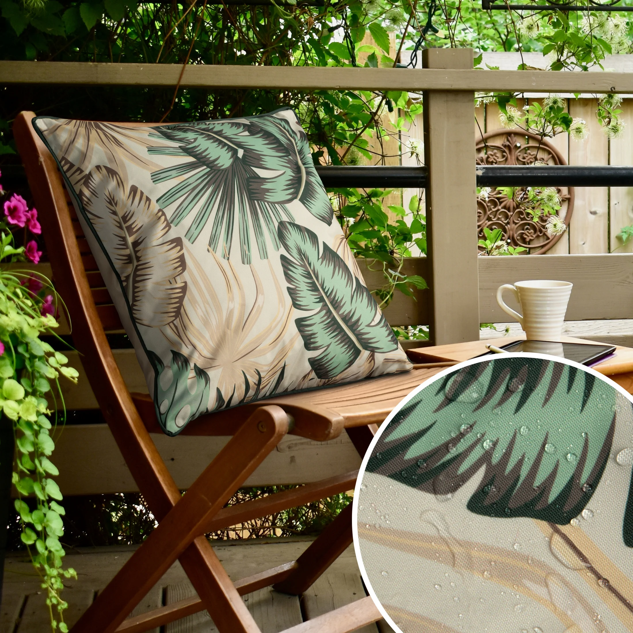 Poszewka na poduszkę 45x45 cm z tkaniny wodoodpornej kremowo, zielona idealna na taras oraz balkon z motywem egzotycznych liści GARDEN | eurofirany