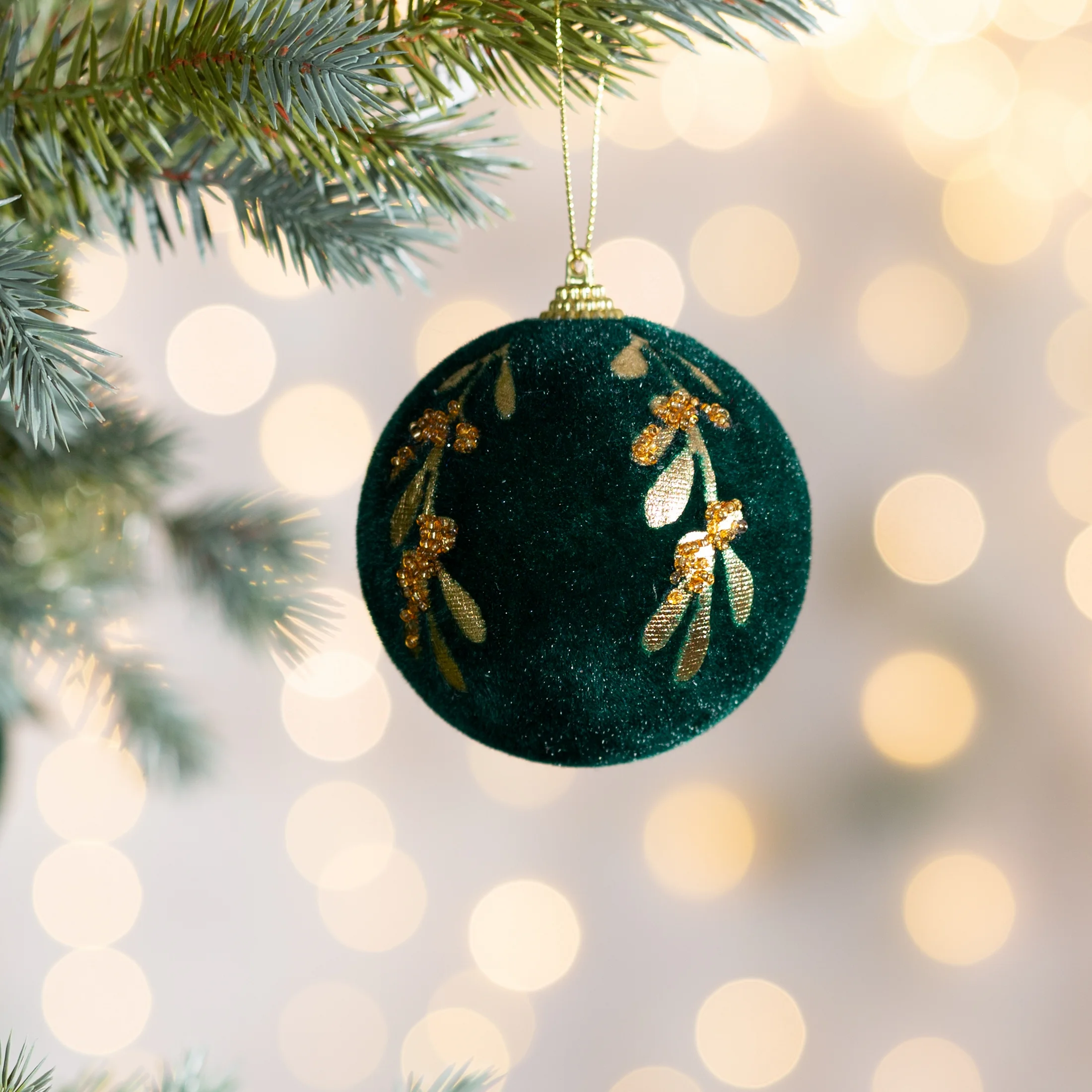 Bombka choinkowa o puszystej powierzchni ze złotym wzorem gałązek jemioły | eurofirany