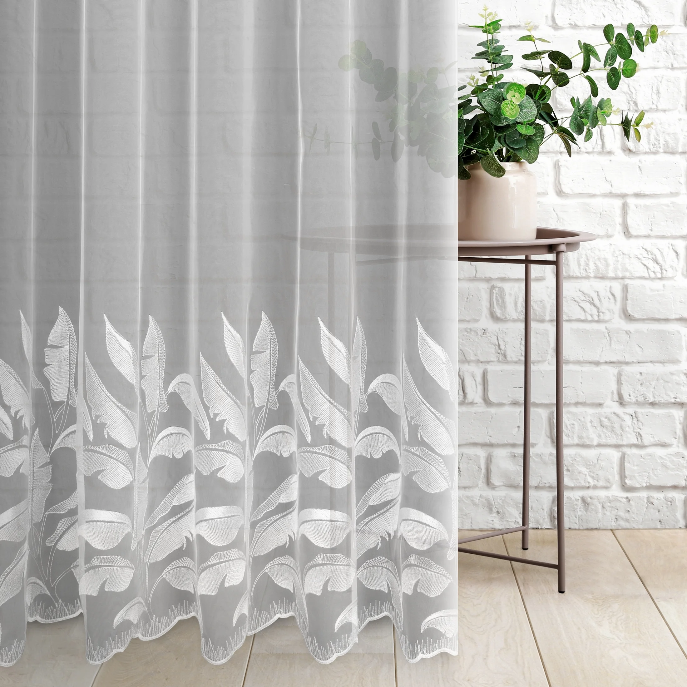 Tkanina firanowa, matowa mikrosiateczka zakończona pasem haftu z motywem liści