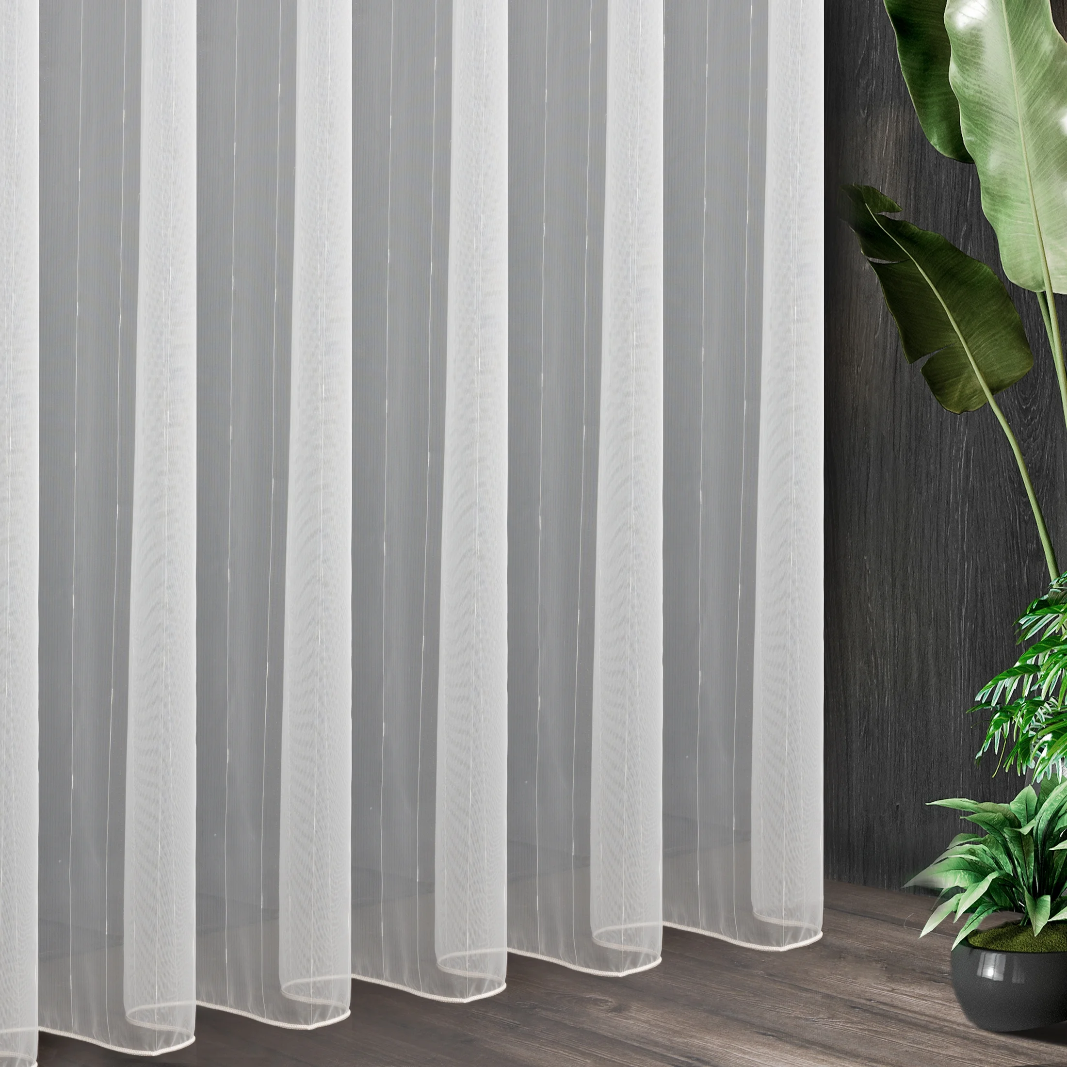 Tkanina firanowa połyskująca siateczka w delikatne pionowe pasy, zakończona szwem obciążającym