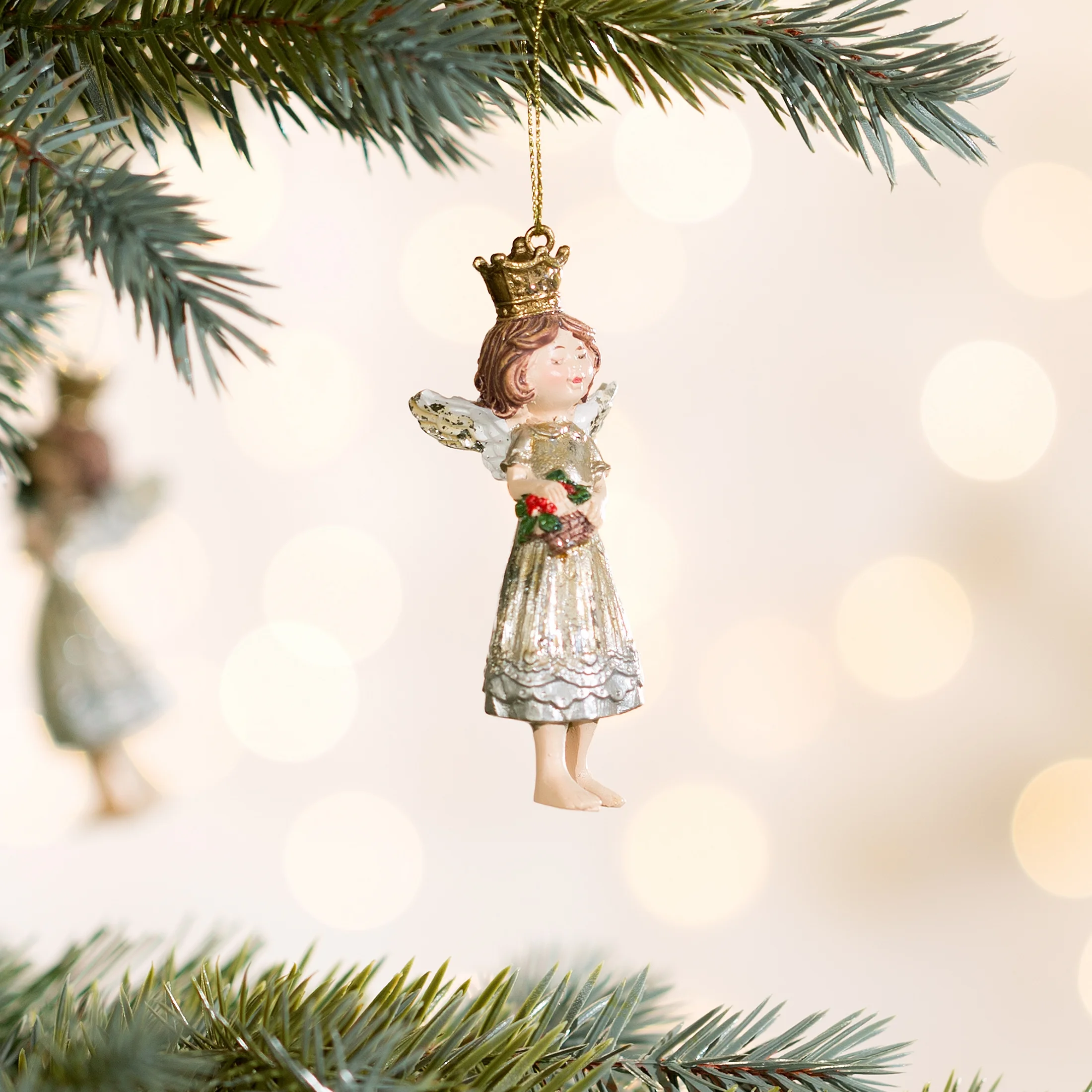 Figurka świąteczna ANIOŁEK trzymający koszyczek z bukietem kwiatów | eurofirany