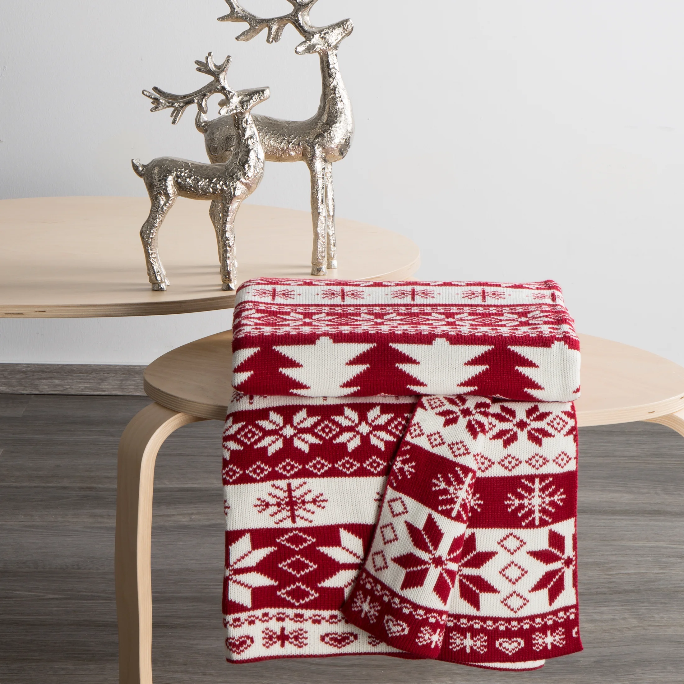 Koc akrylowy 130x150 cm czerwono, biały ze świątecznym motywem skandynawskim IZA | eurofirany