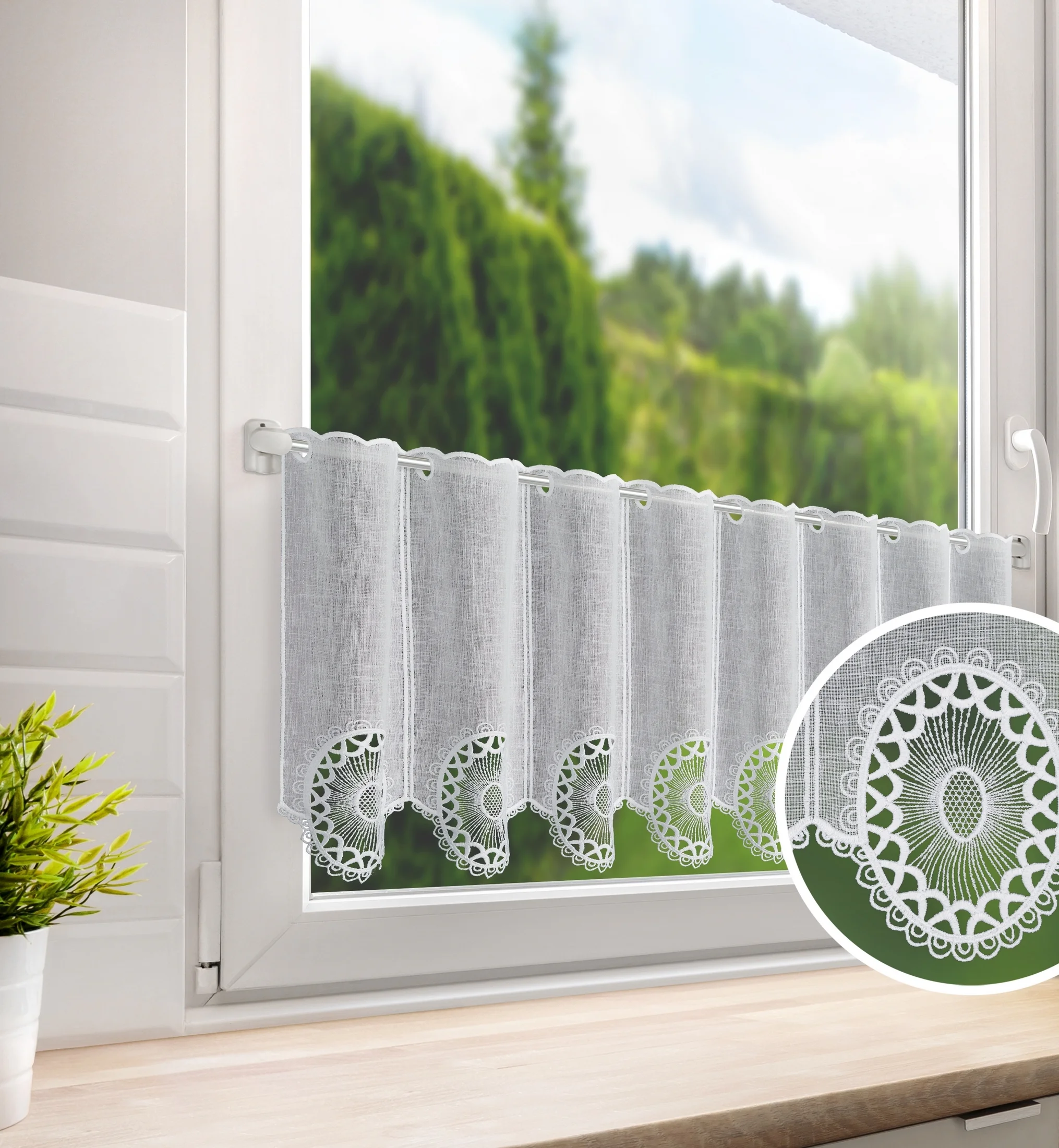 Tkanina firanowa zazdrostka zdobiona ażurowym haftem