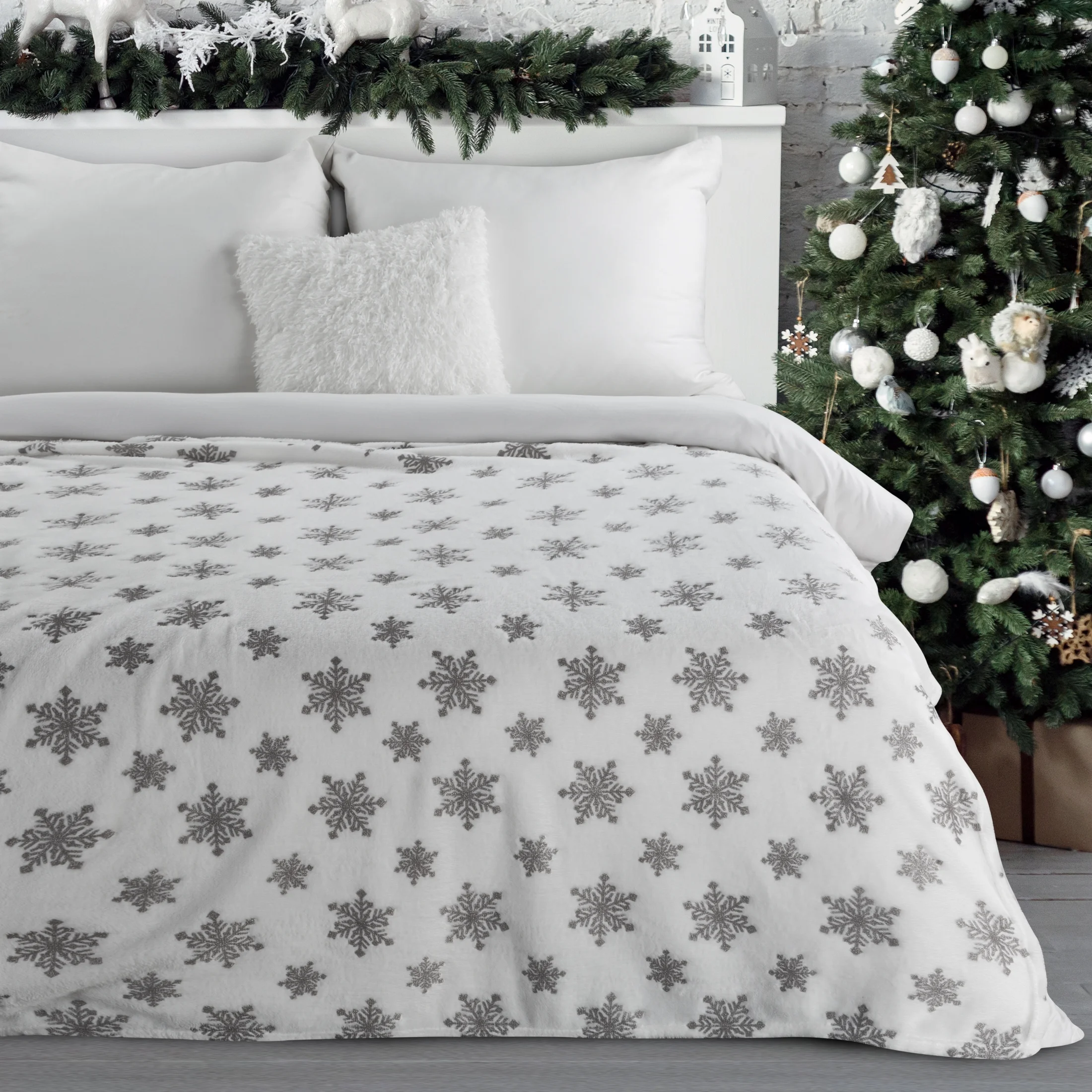 Koc 150x200 cm biało, srebrny zdobiony uroczymi śnieżynkami BLINK 1 |