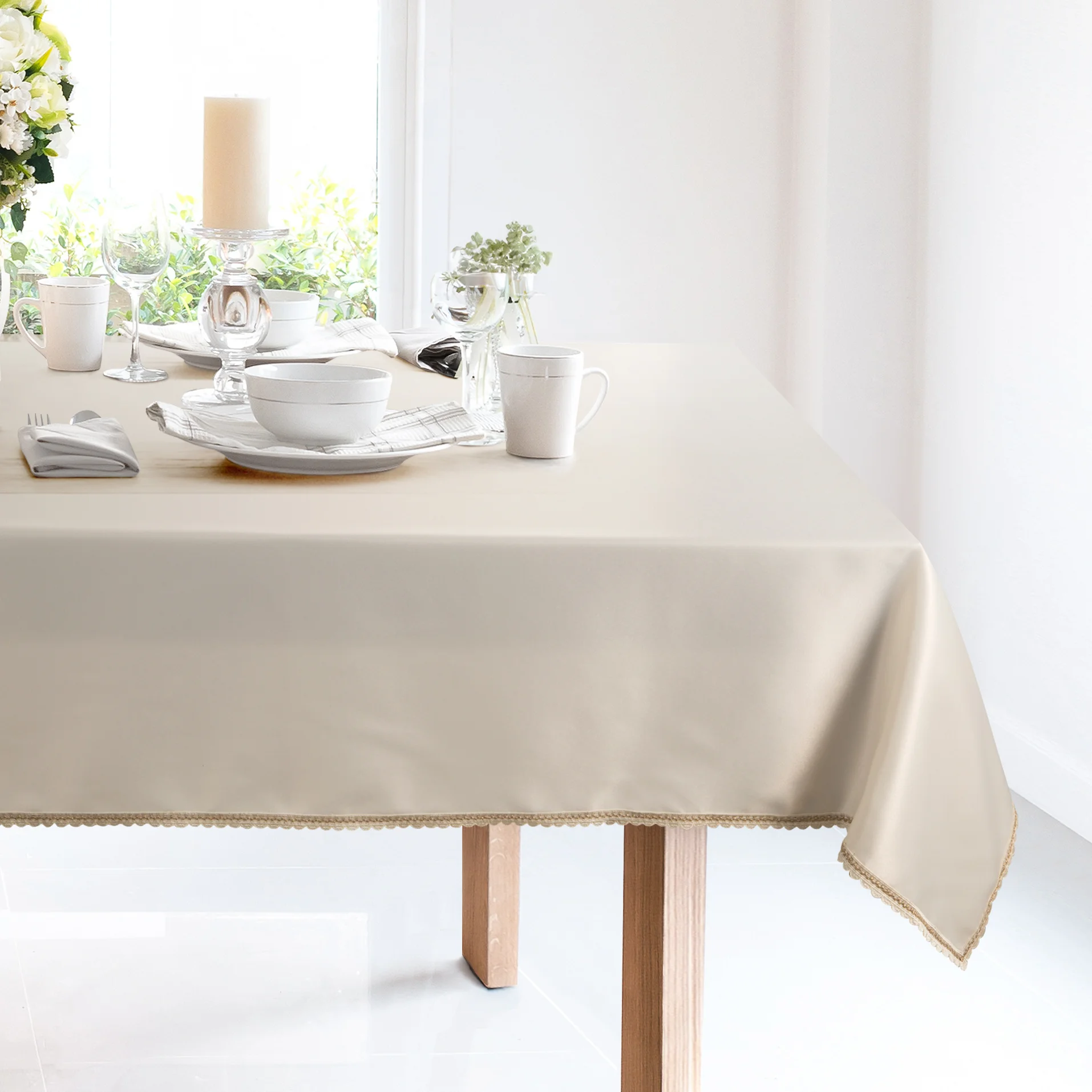 Obrus kremowy 140x220 cm LACE z szampańskim haftowanym zdobieniem