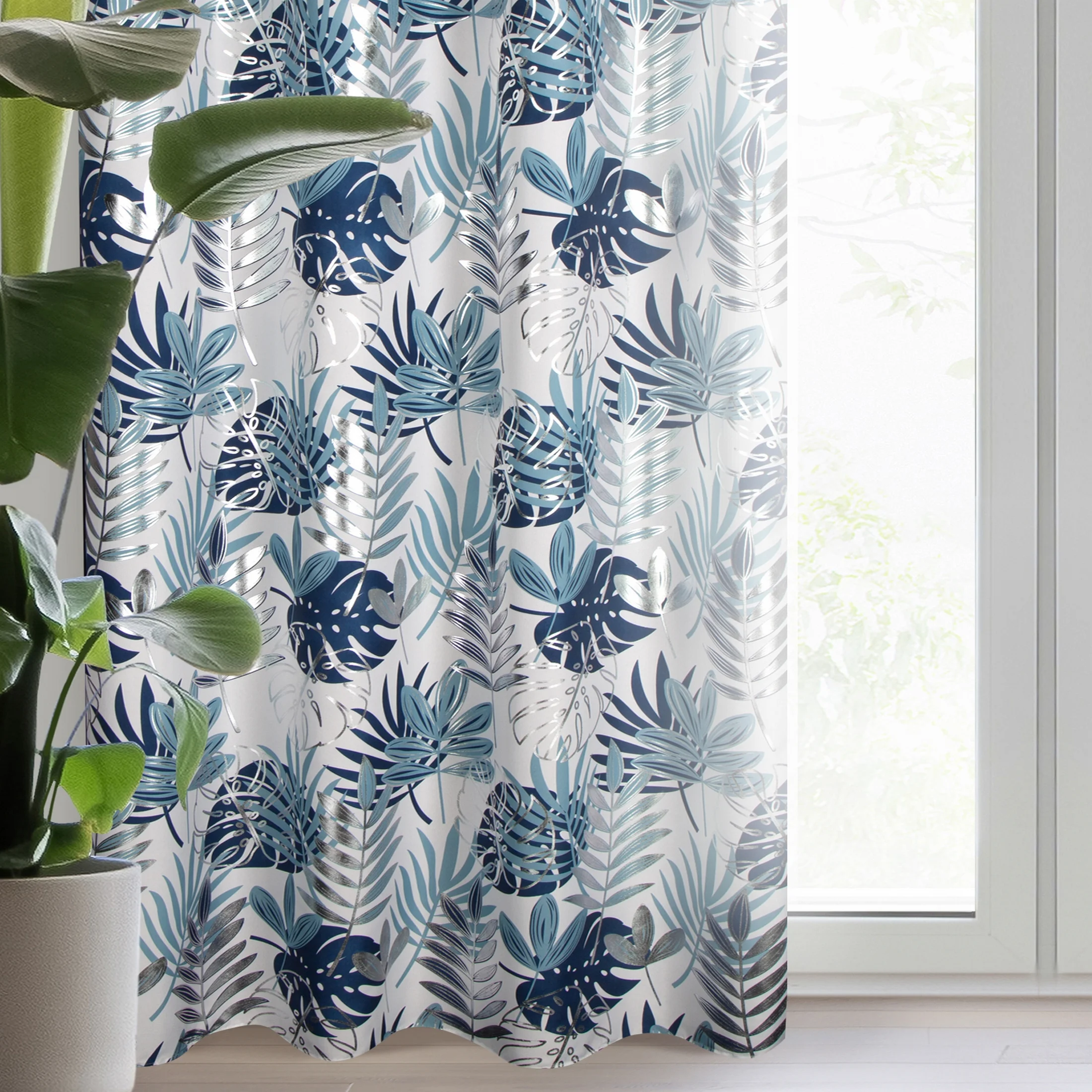 Zasłona biało, granatowa zdobiona egzotycznym nadrukiem z tkaniny typu oxford 140x250 cm przelotka - MALTA | eurofirany