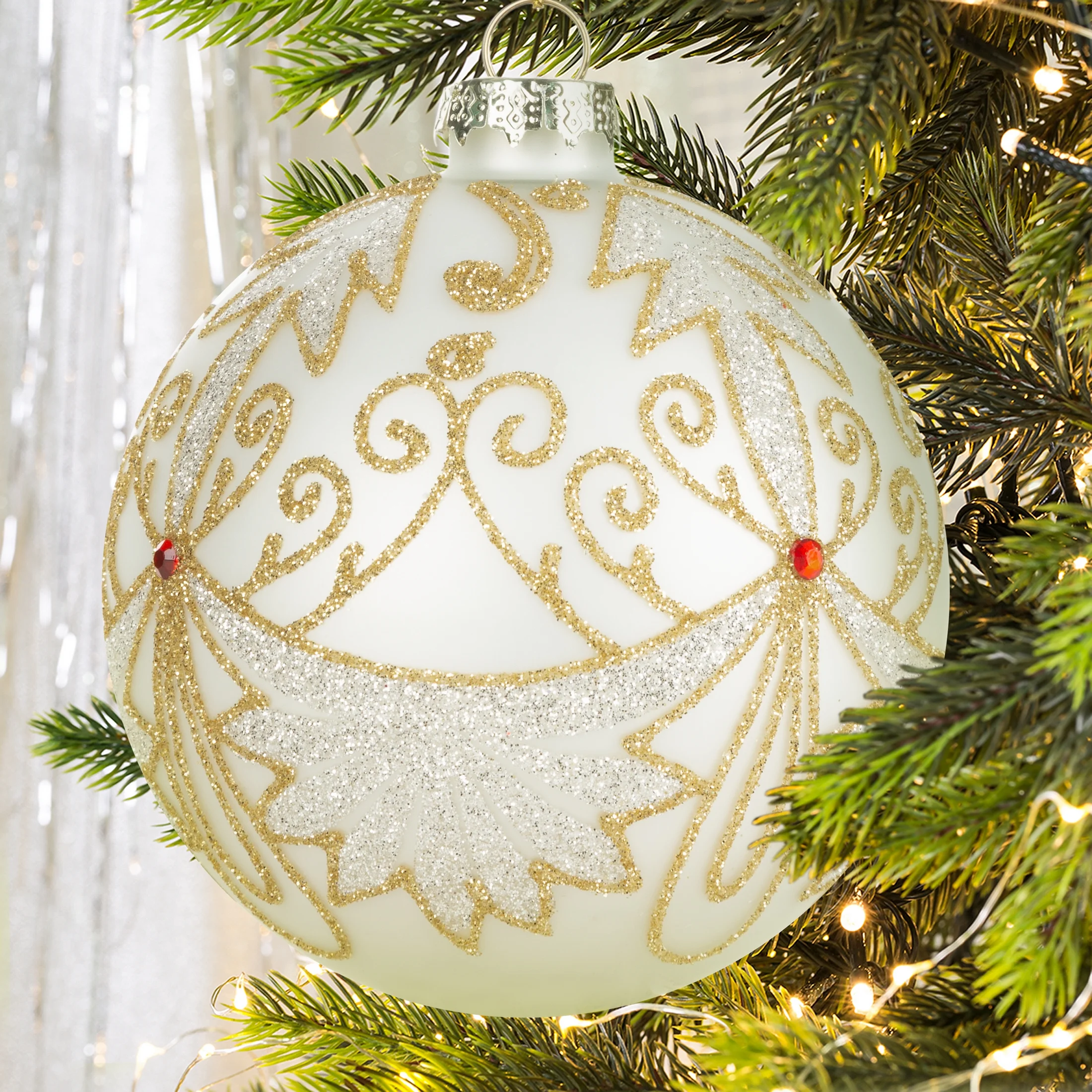 Bombka szklana biała ręcznie zdobiona złotym brokatem i czerwonymi kryształkami | eurofirany