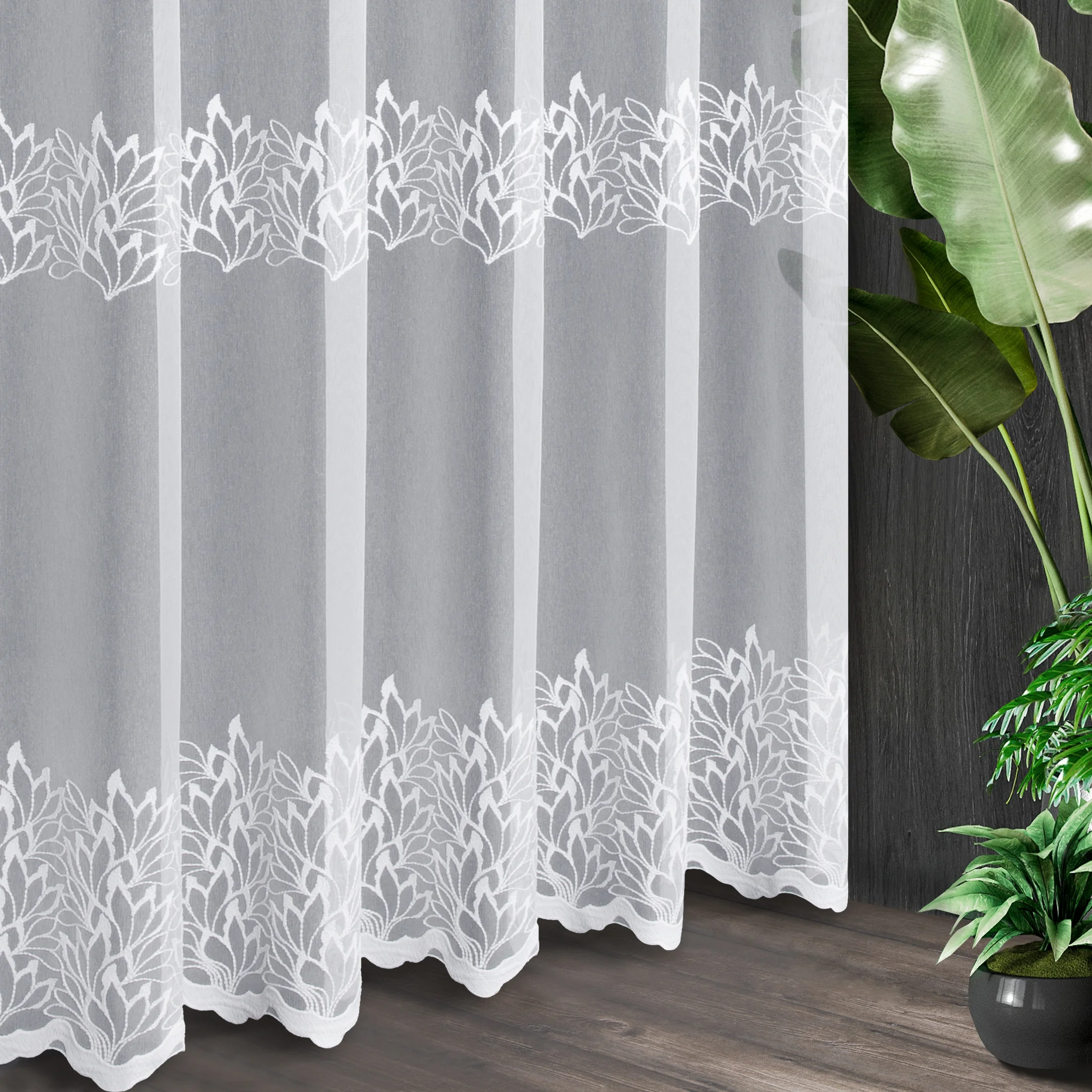 Tkanina firanowa z markizety zdobiona haftem roślinnym