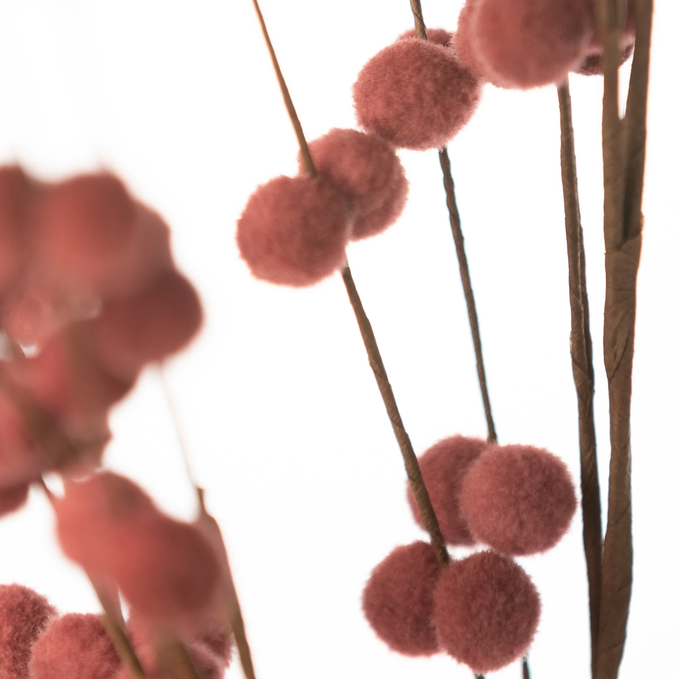 Gałązka sztuczna bordowa z miękkimi kulkami 89 cm