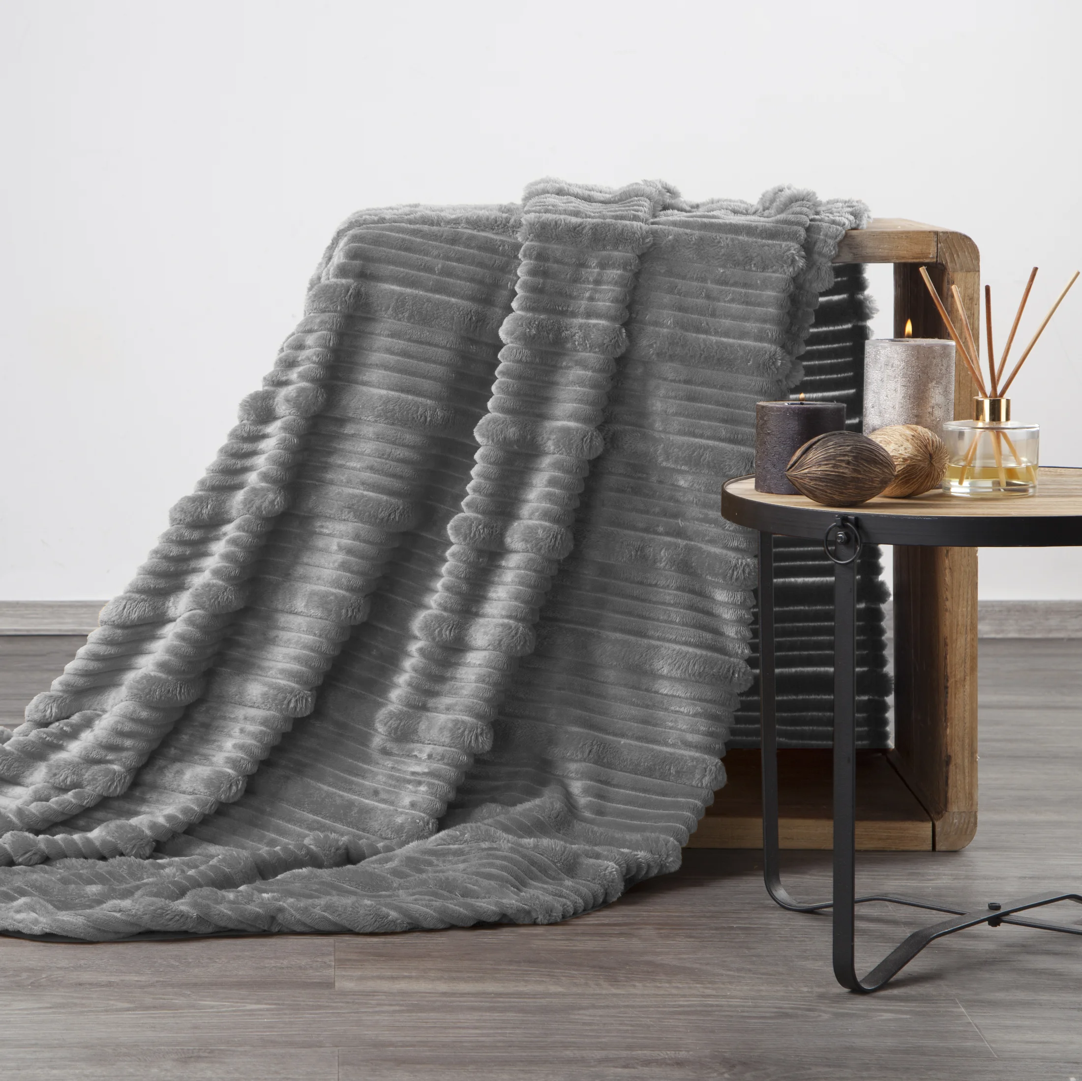 Koc 150x200 cm srebrny, typu flano z wzorem 3D NINA | eurofirany