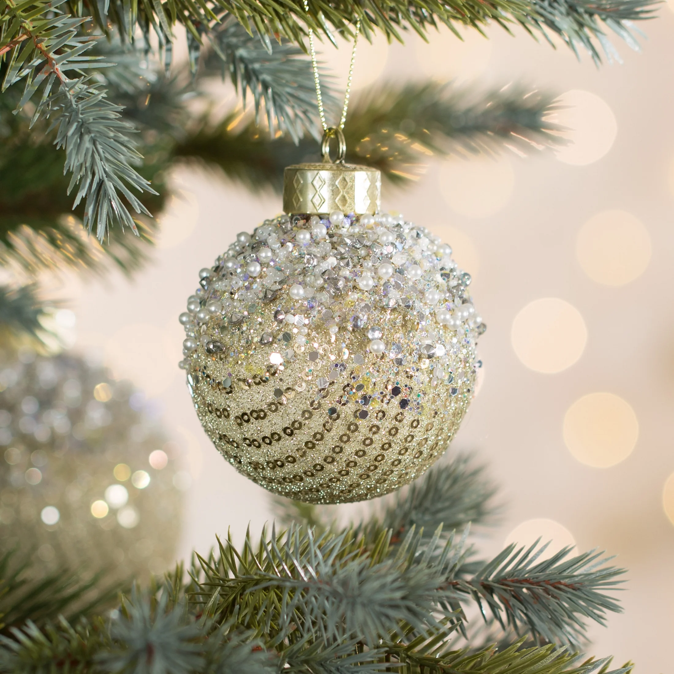 Bombka choinkowa zdobiona drobnymi koralikami |