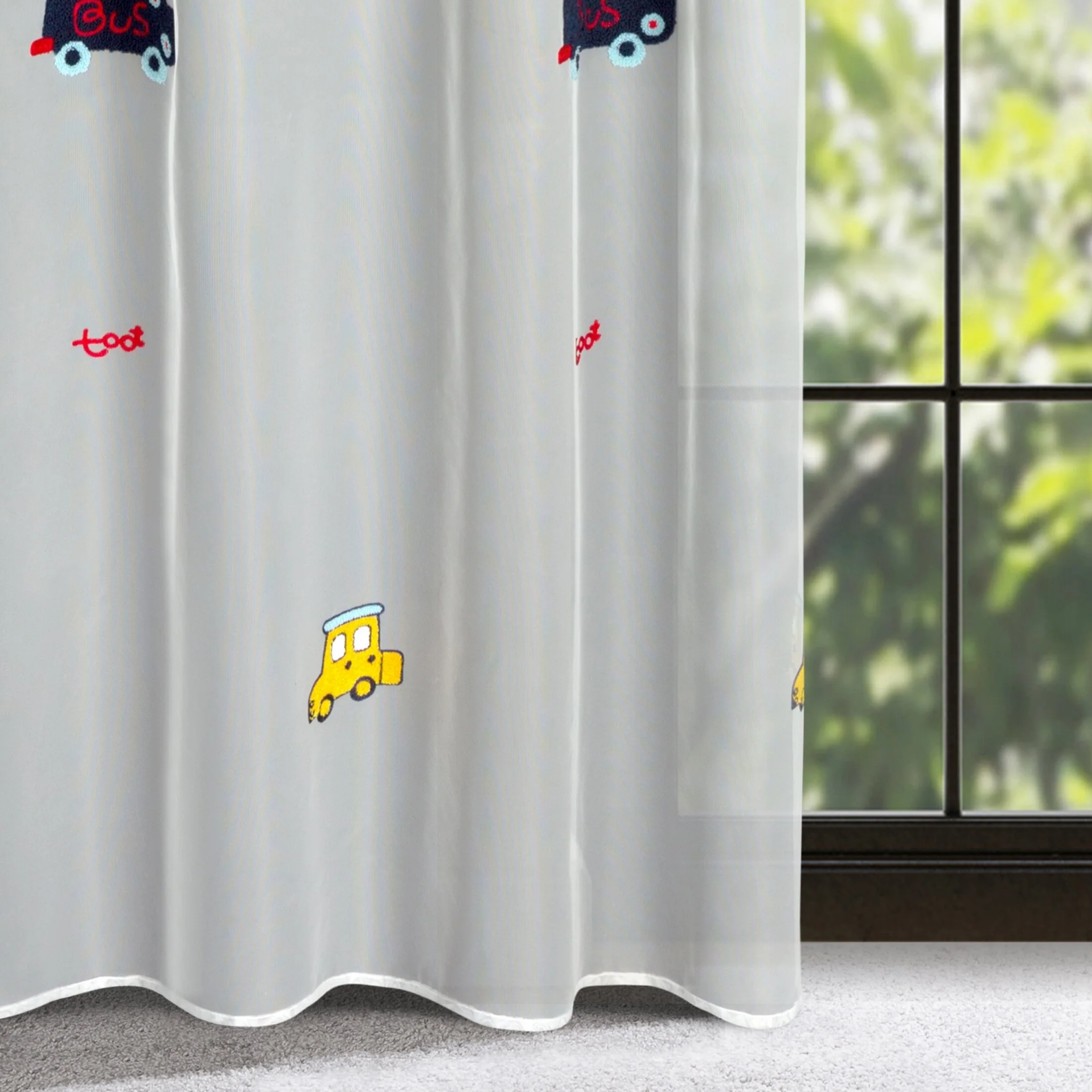 Firana biało, niebieska haftowana puszystą nicią z samochodzikami 140x250 cm przelotka ALVIN | eurofirany