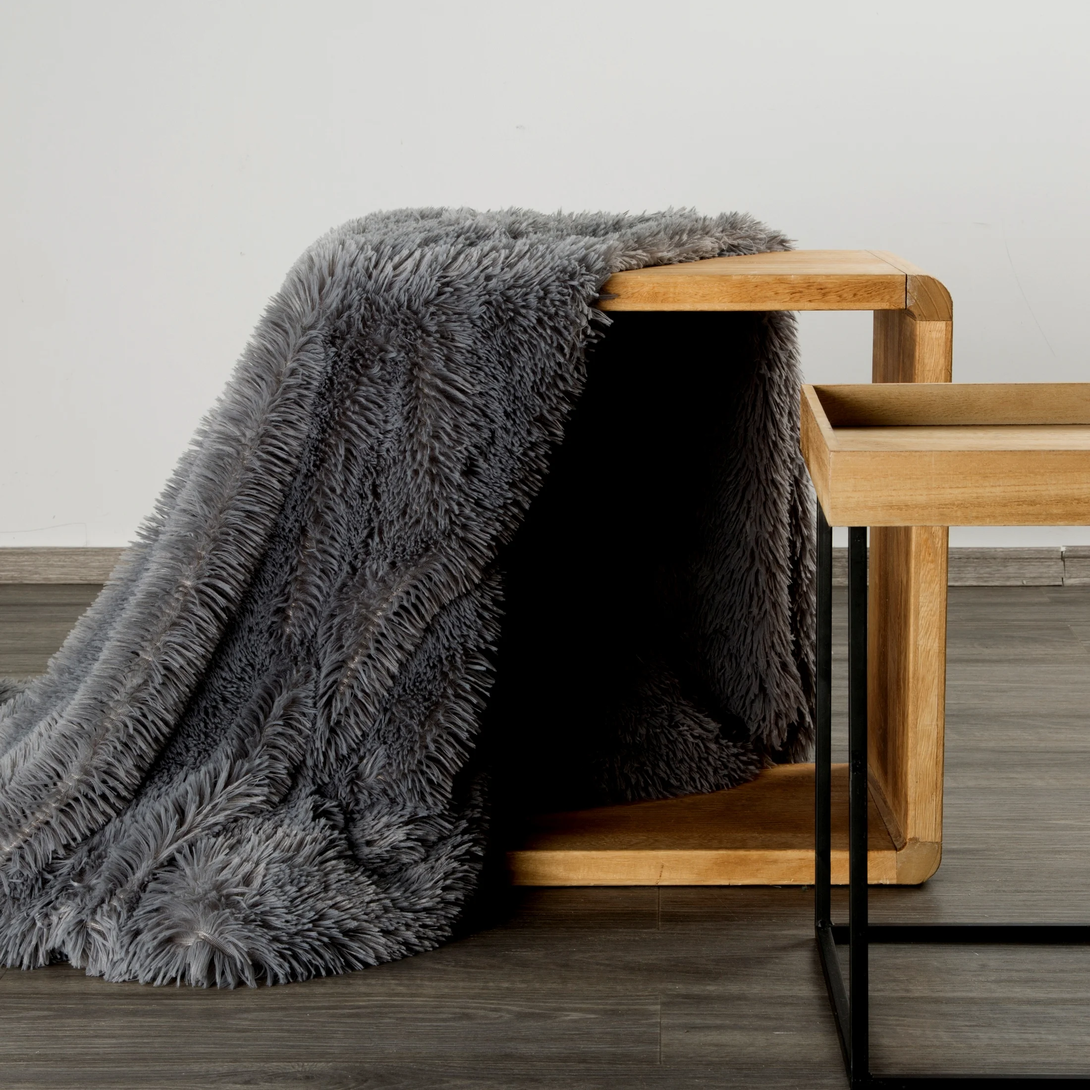 Koc o strukturze miękkiego futra 150x200 cm stalowy TIFANY 1 Design 91 |