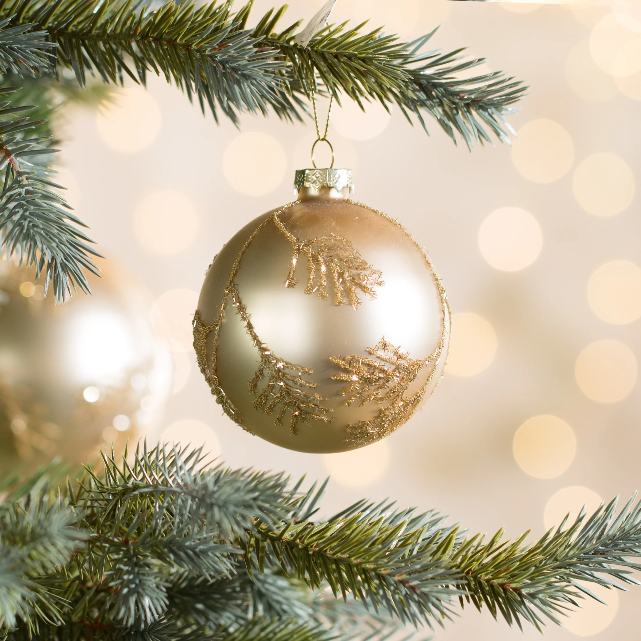 Szklana bombka choinkowa ręcznie zdobiona wzorem gałązek |