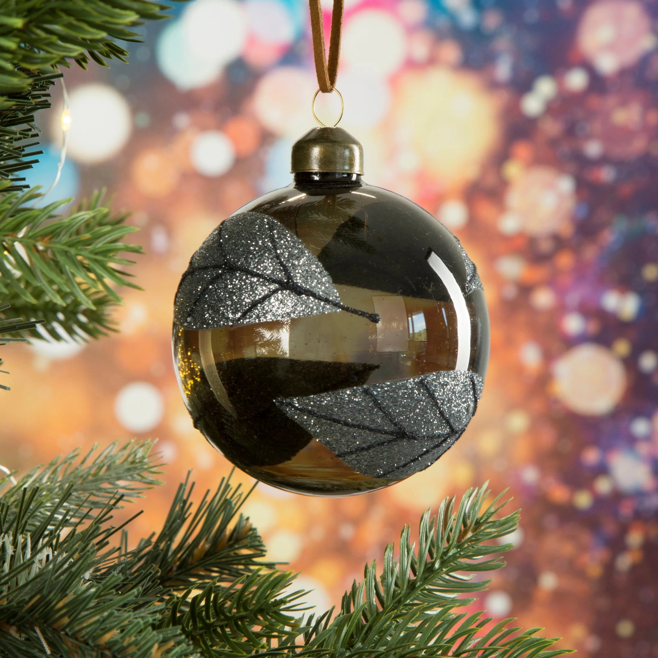 Świąteczna bombka szklana ręcznie zdobiona brokatowym wzorem liści | eurofirany