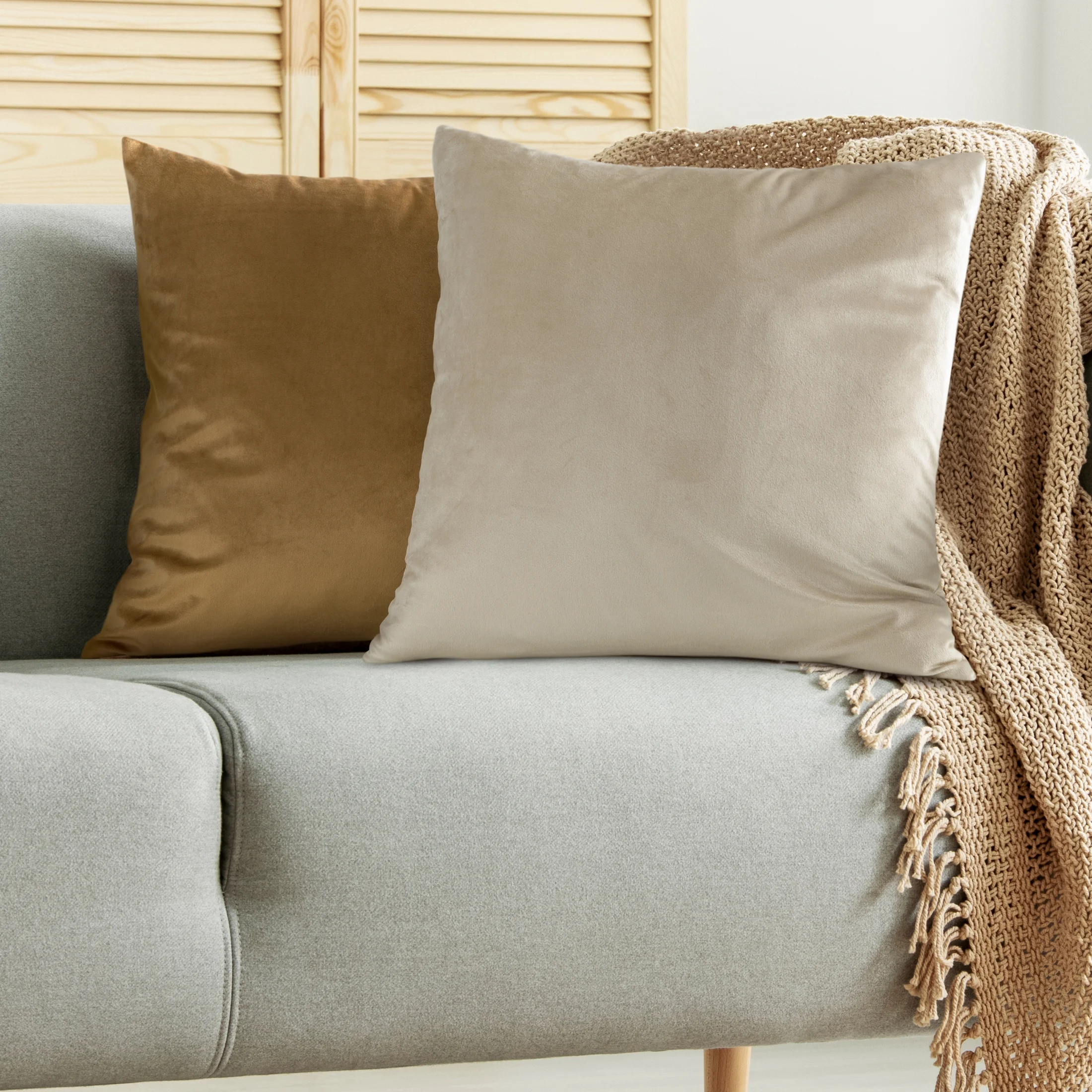 Poszewka na poduszkę 45x45 cm welwetowa, gładka jasnobeżowa o delikatnym połysku GAJA 1