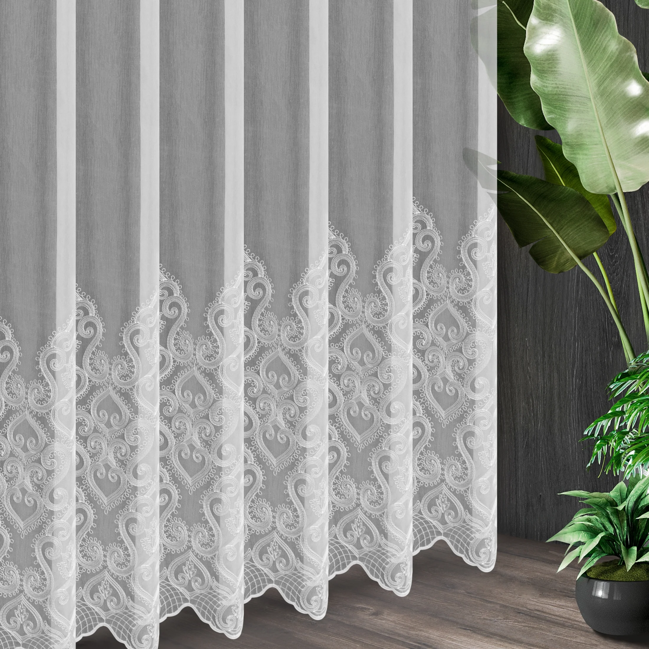 Tkanina firanowa zakończona pasem ornamentowego haftu