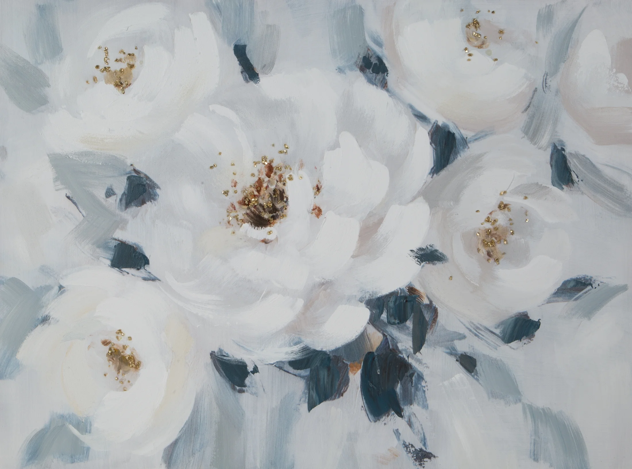 Obraz ręcznie malowany na płótnie z białymi kwiatami podkreślony złotymi akcentami | eurofirany