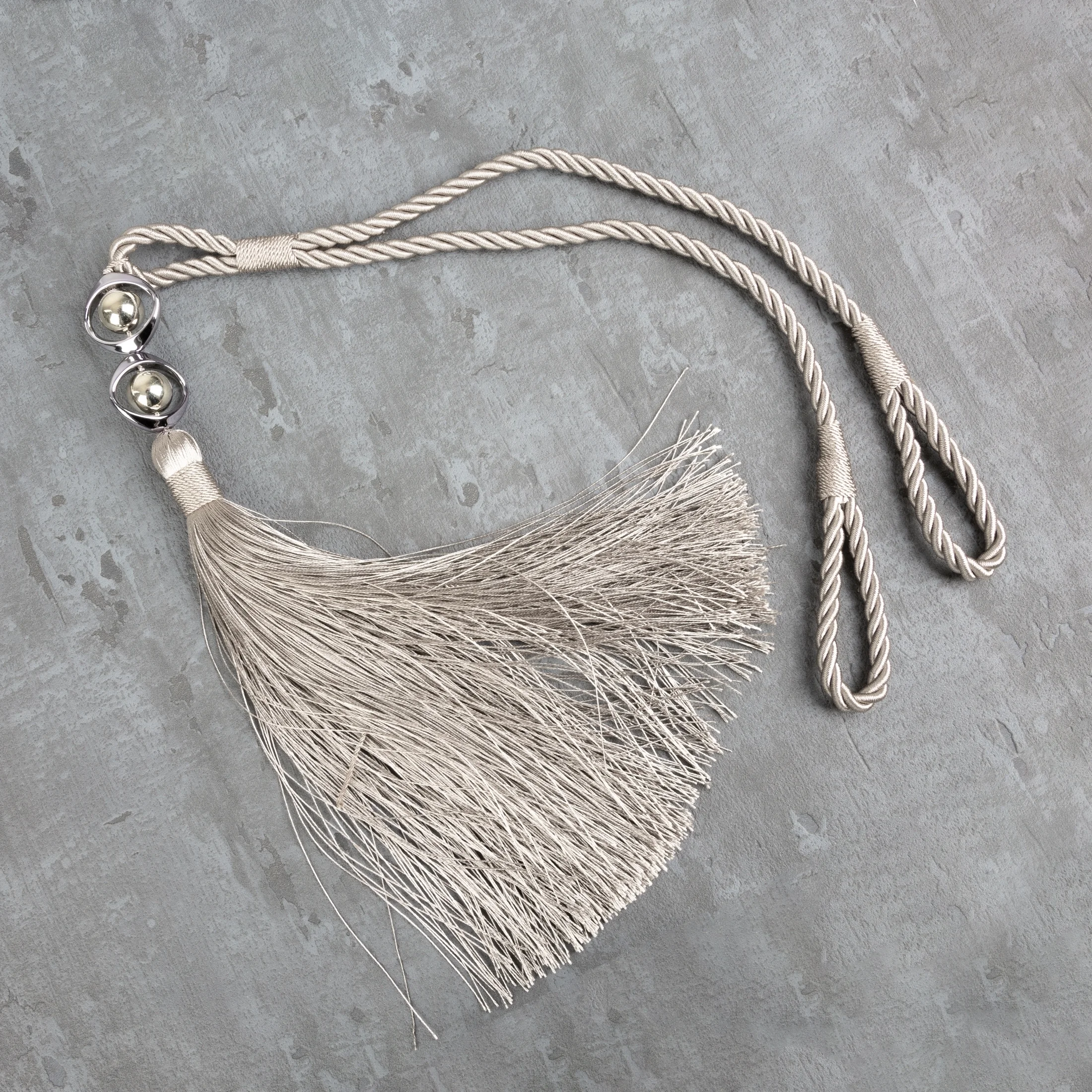 Dekoracyjny sznur do upięć z chwostem i metalowym koralikiem