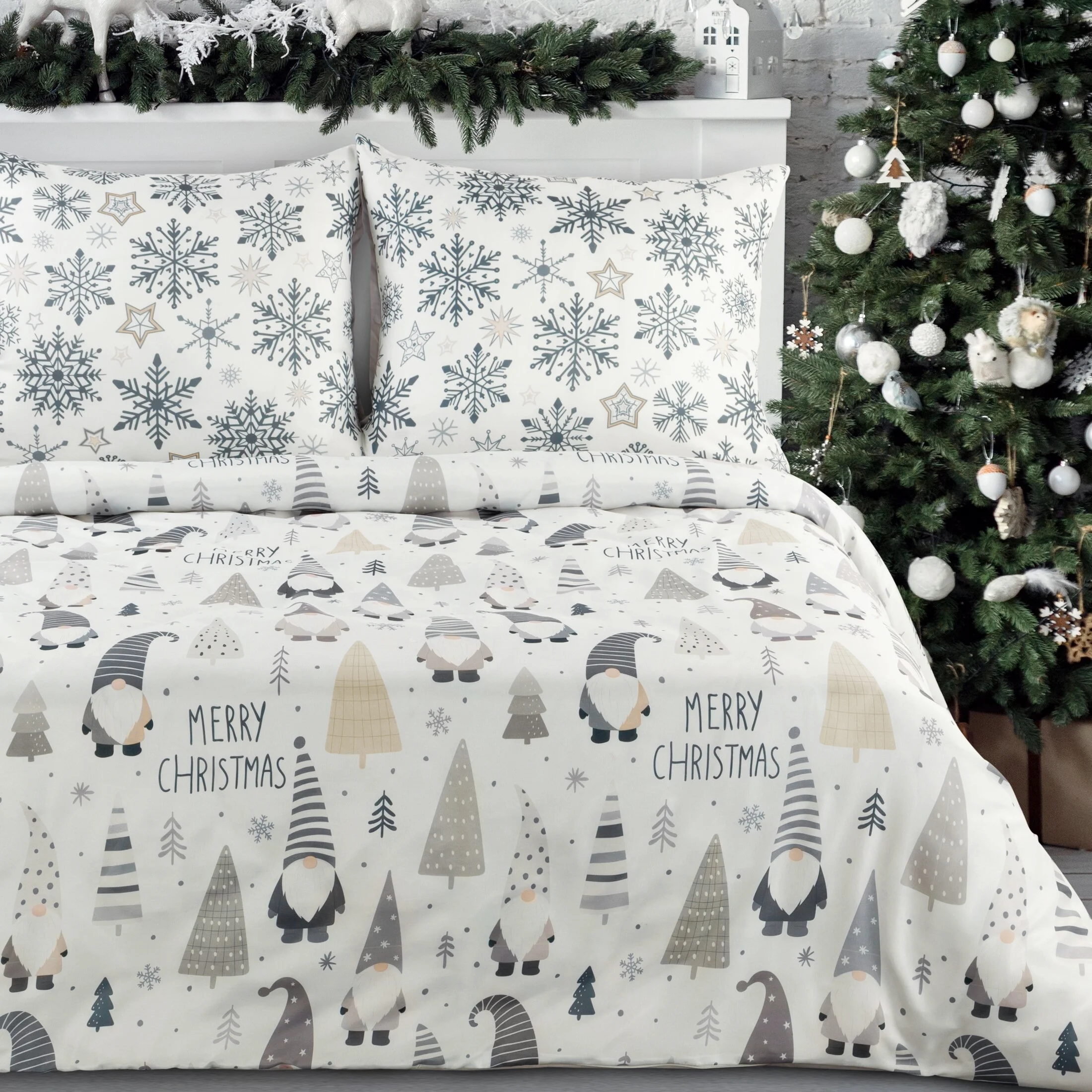 Pościel świąteczna 160x200 cm bawełna ranforce kolor biały, stalowy zdobiona nadrukiem uroczych skrzatów DWARF | eurofirany