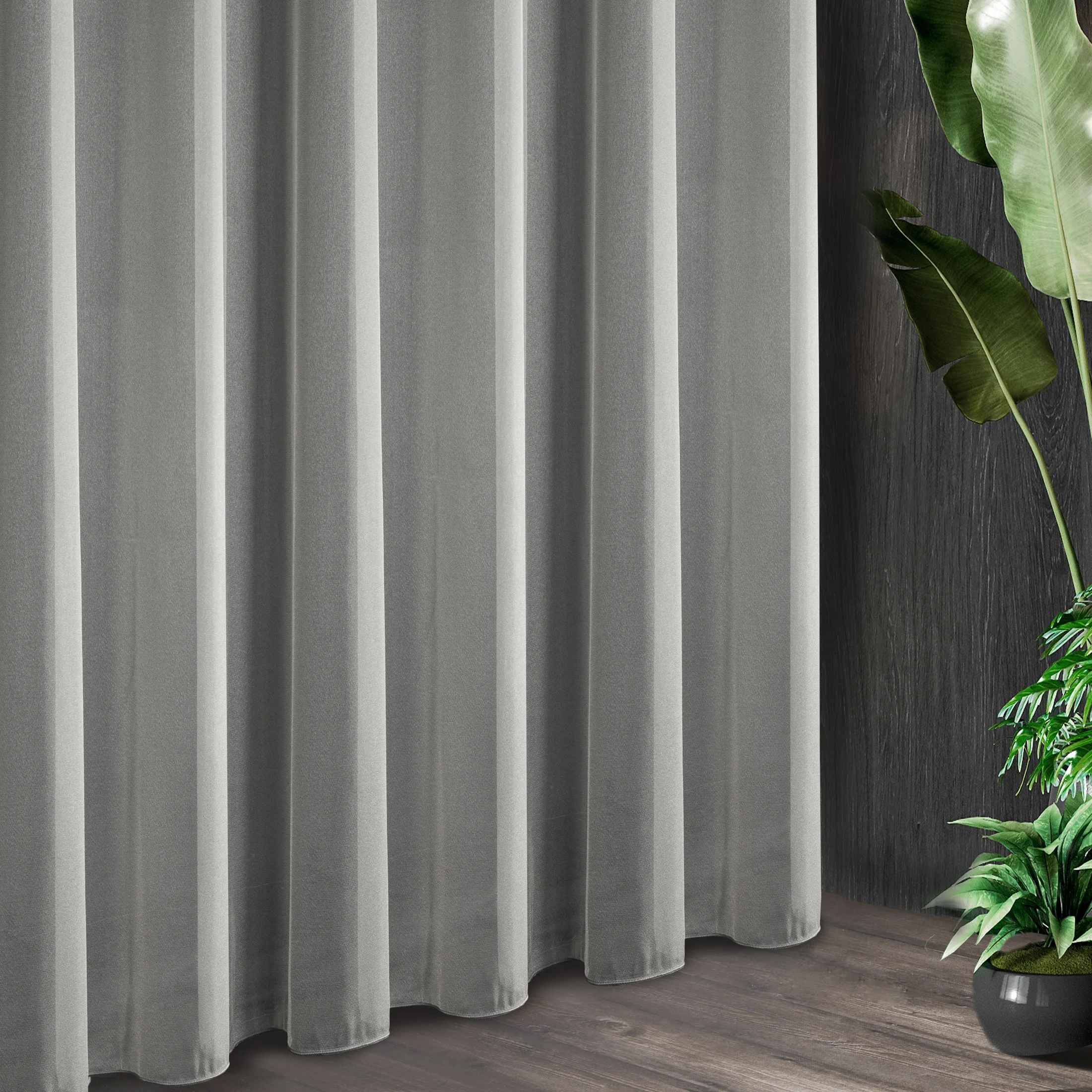 Tkanina firanowa gładka, półtransparentna o drobnym strukturalnym wzorze zakończona szwem obciążającym