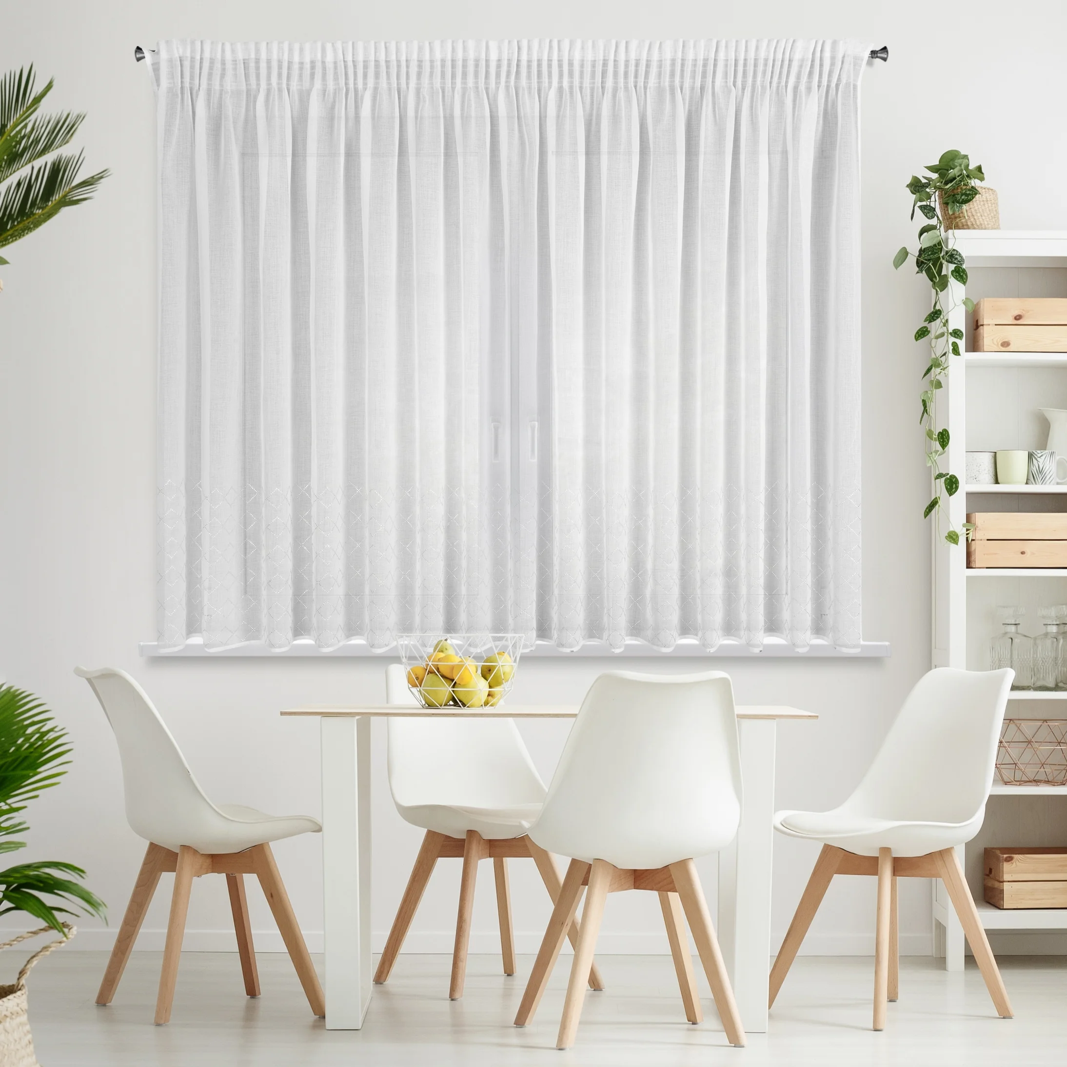 Firana biała z delikatnej etaminy zdobiona błyszczącym pasem kryształków 345x140 cm taśma KLOE | eurofirany